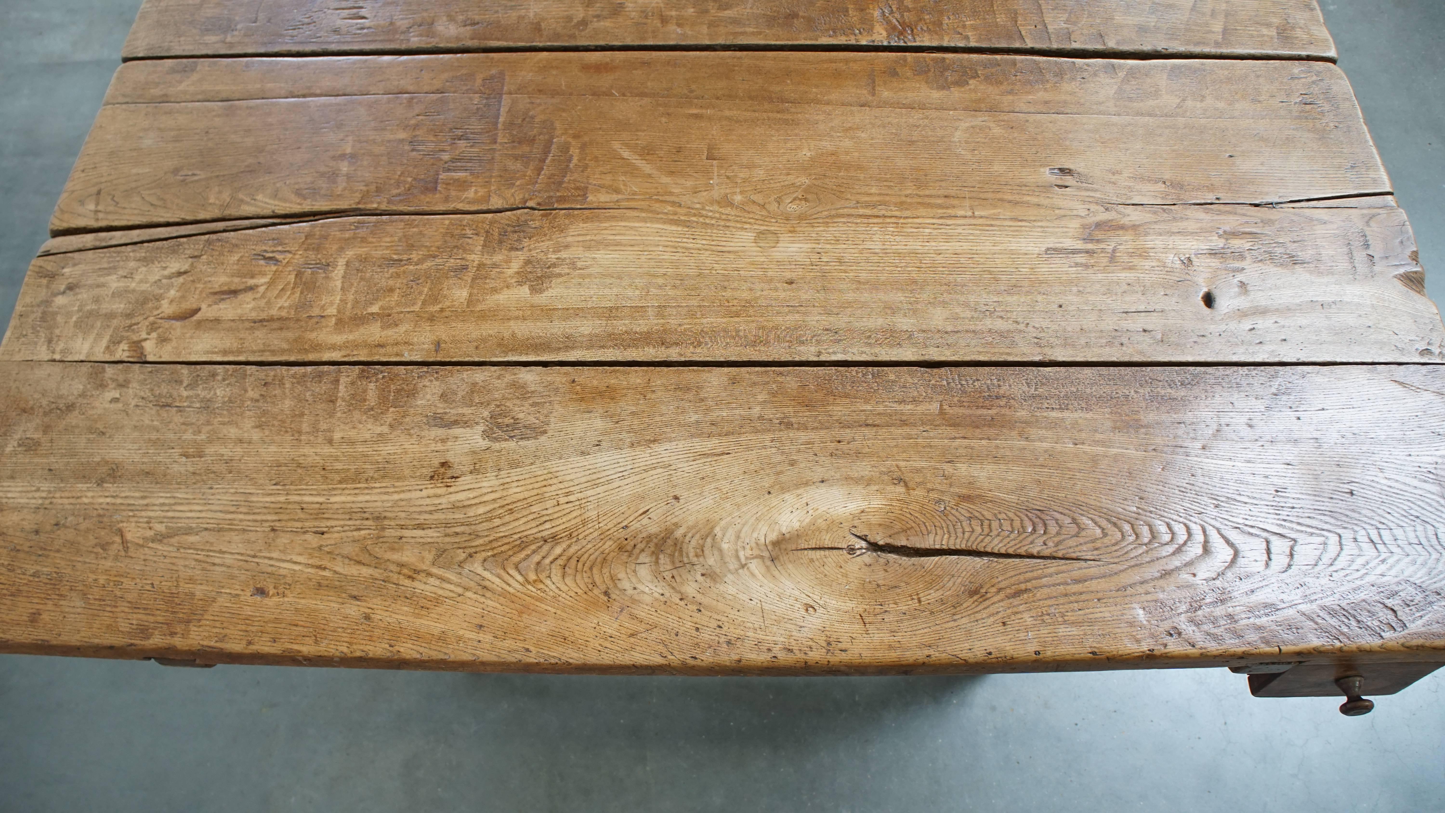 Table de salle à manger carrée en orme antique en vente 1