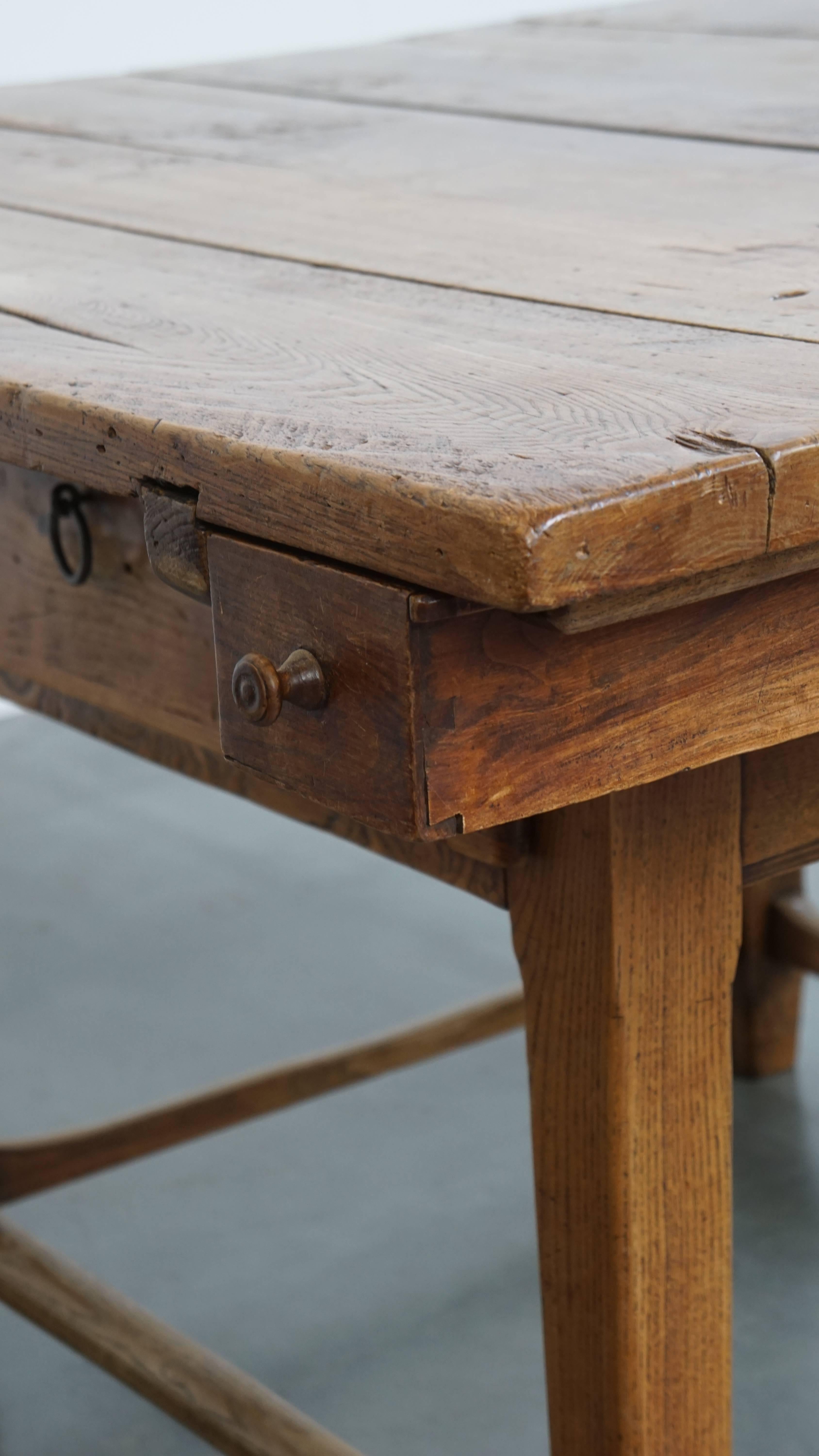 Table de salle à manger carrée en orme antique en vente 2