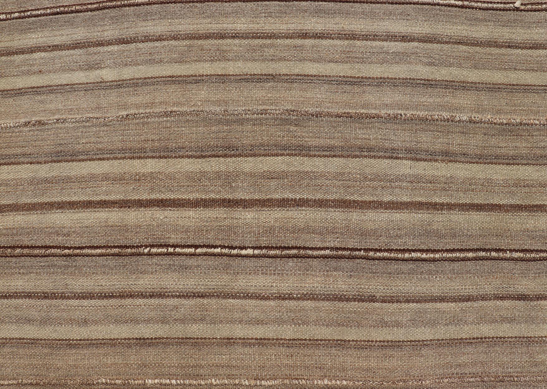 Quadratischer antiker handgewebter persischer Kelim-Teppich aus Wolle mit gestreiftem Muster  im Angebot 4