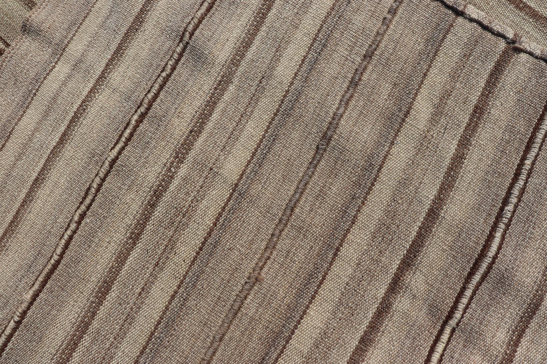 Quadratischer antiker handgewebter persischer Kelim-Teppich aus Wolle mit gestreiftem Muster  im Angebot 6