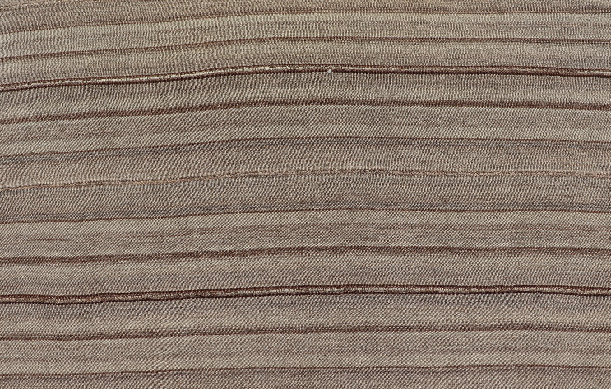 Quadratischer antiker handgewebter persischer Kelim-Teppich aus Wolle mit gestreiftem Muster  (Persisch) im Angebot