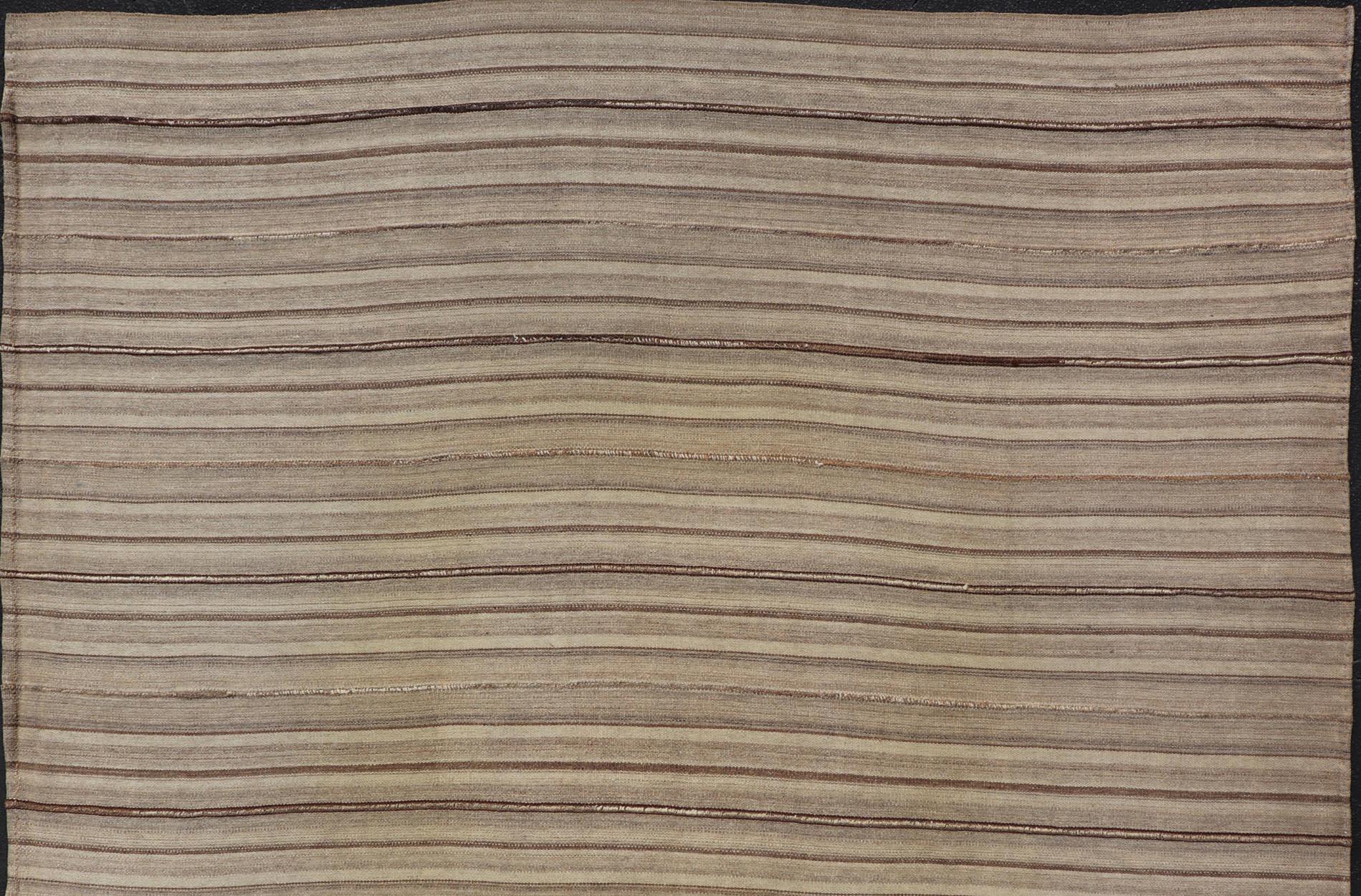 Quadratischer antiker handgewebter persischer Kelim-Teppich aus Wolle mit gestreiftem Muster  (Handgewebt) im Angebot