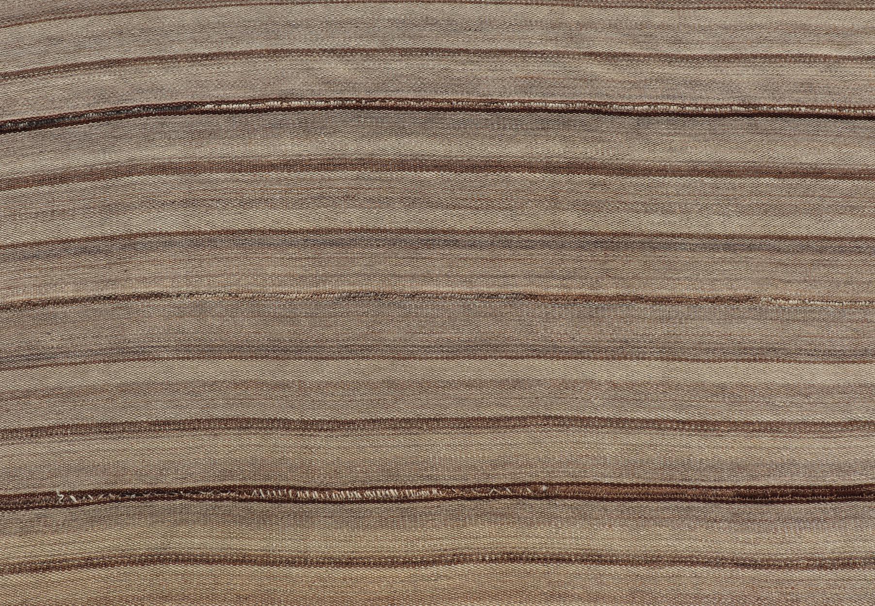 Quadratischer antiker handgewebter persischer Kelim-Teppich aus Wolle mit gestreiftem Muster  (20. Jahrhundert) im Angebot