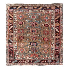 Tappeto persiano antico quadrato Bidjar con motivi floreali in marrone, marrone scuro & verde