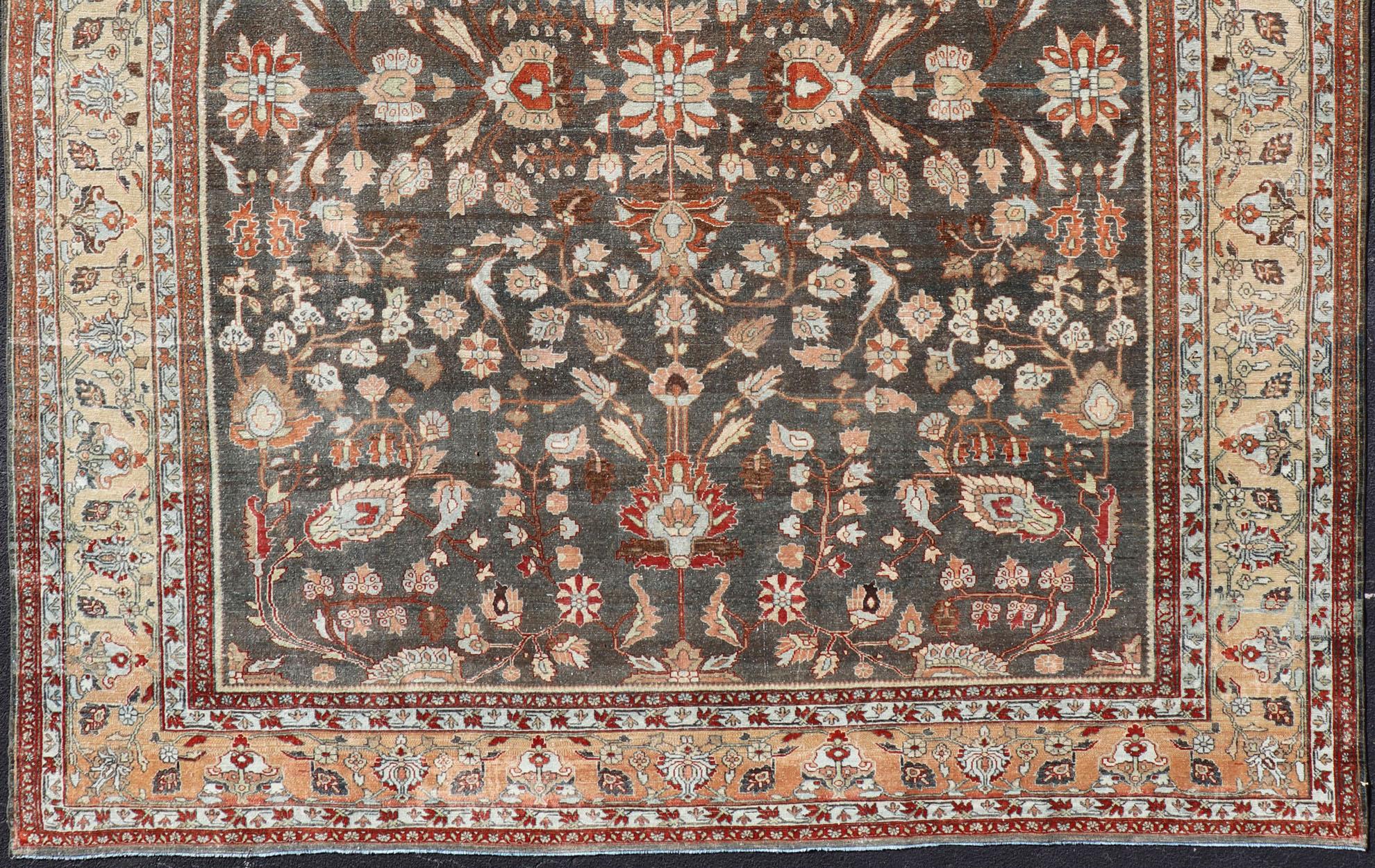 Tapis persan antique Malayer avec champ marron et design floral stylisé, tapis EMB-8501-178038, pays d'origine / type : Iran / Malayer, circa 1920

Cet ancien tapis persan Malayer (vers 1920) présente un mélange unique de couleurs et un design d'une