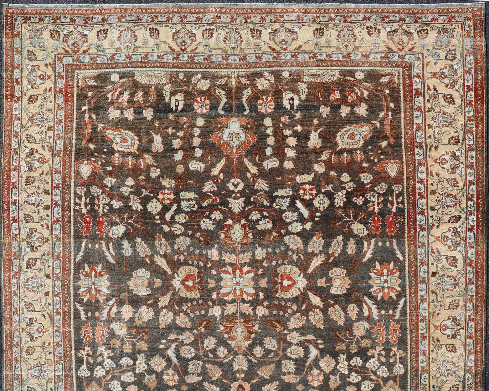 Perse Tapis persan ancien carré Malayer avec un champ brun et un motif floral stylisé en vente