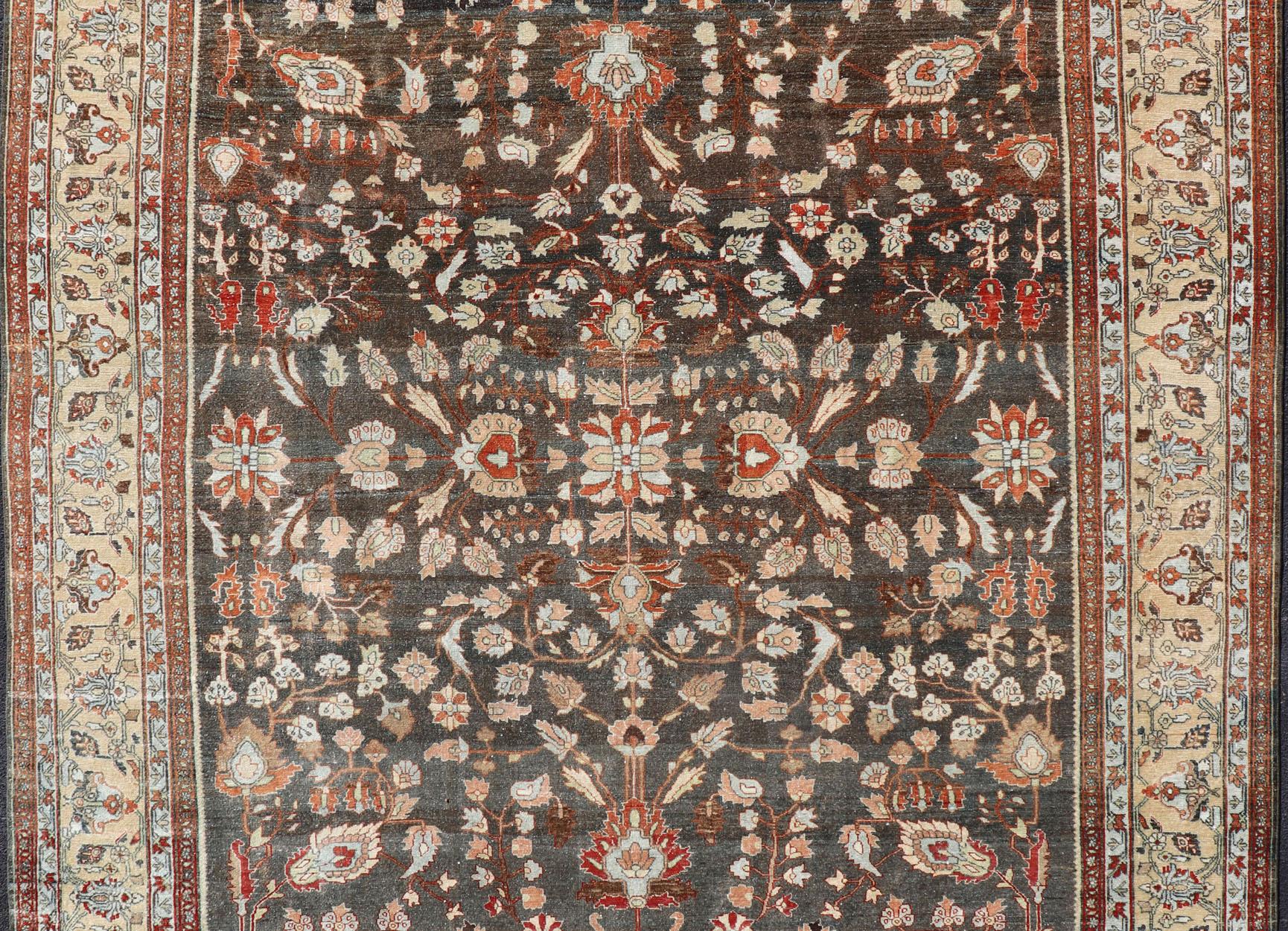 Noué à la main Tapis persan ancien carré Malayer avec un champ brun et un motif floral stylisé en vente
