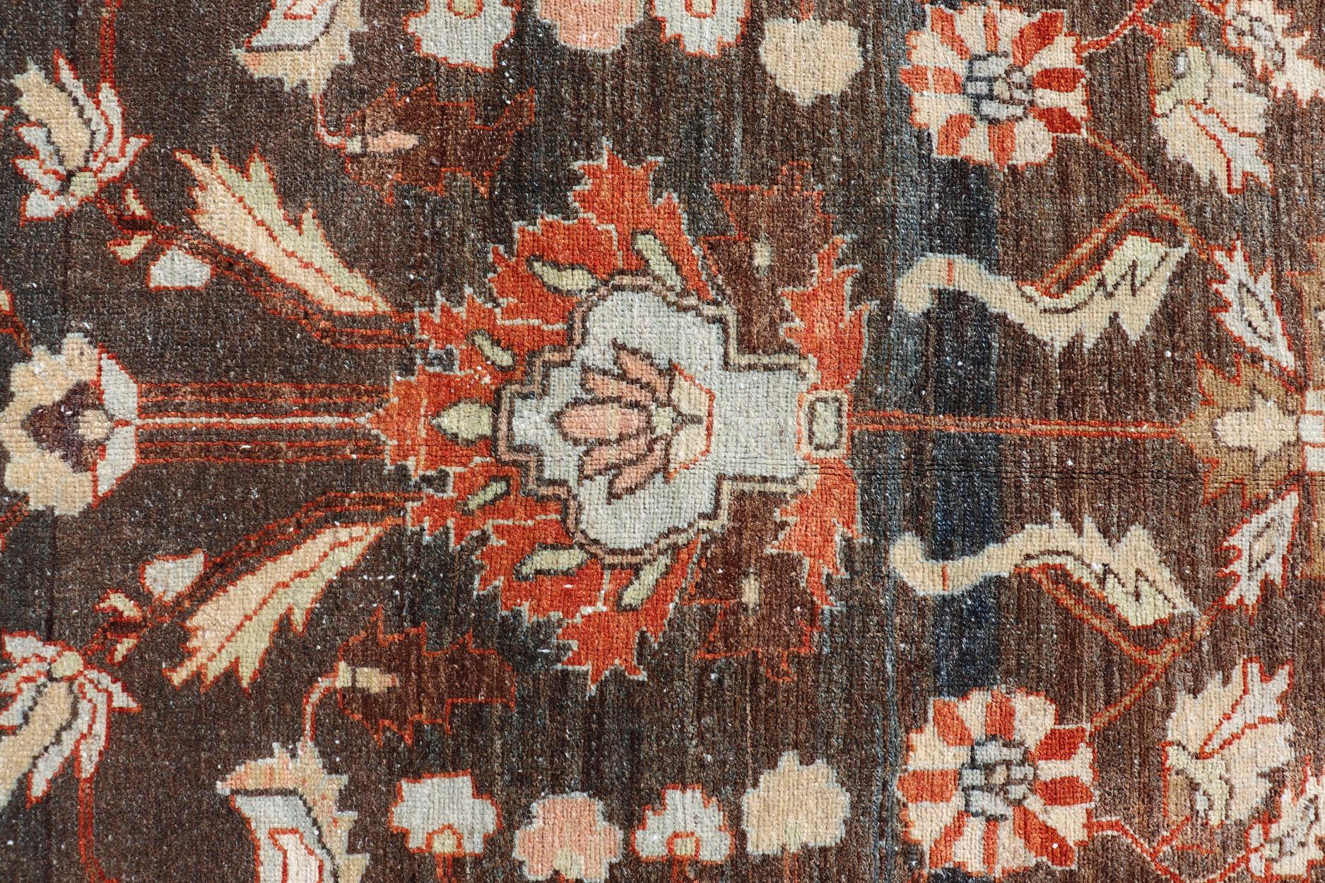 Tapis persan ancien carré Malayer avec un champ brun et un motif floral stylisé Excellent état - En vente à Atlanta, GA