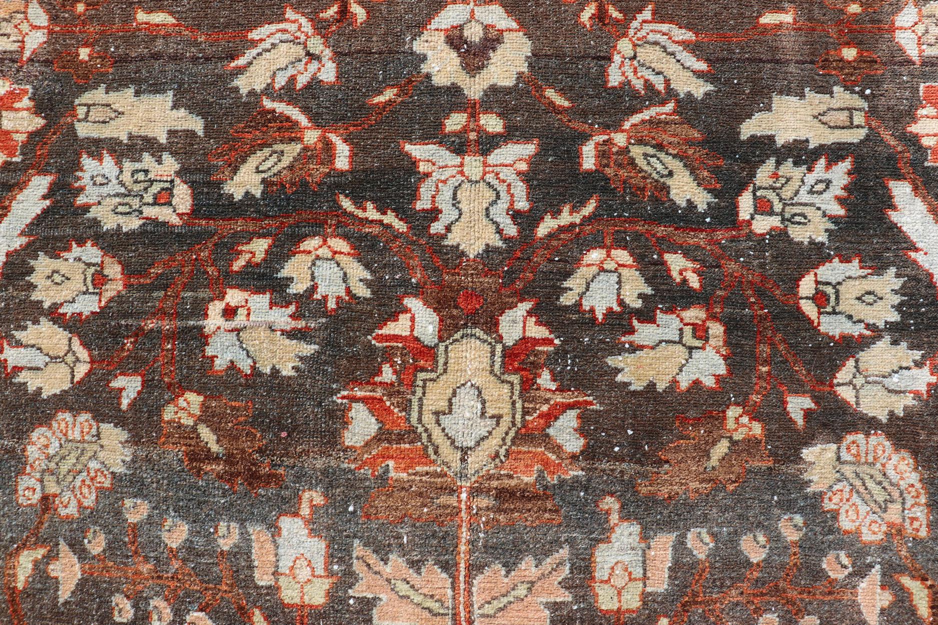 20ième siècle Tapis persan ancien carré Malayer avec un champ brun et un motif floral stylisé en vente