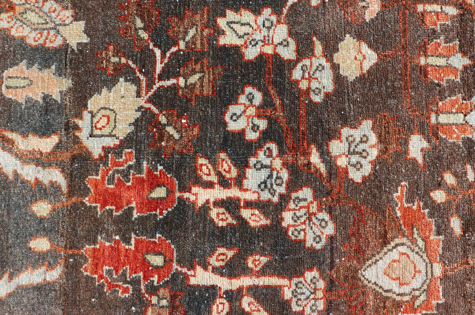 Laine Tapis persan ancien carré Malayer avec un champ brun et un motif floral stylisé en vente