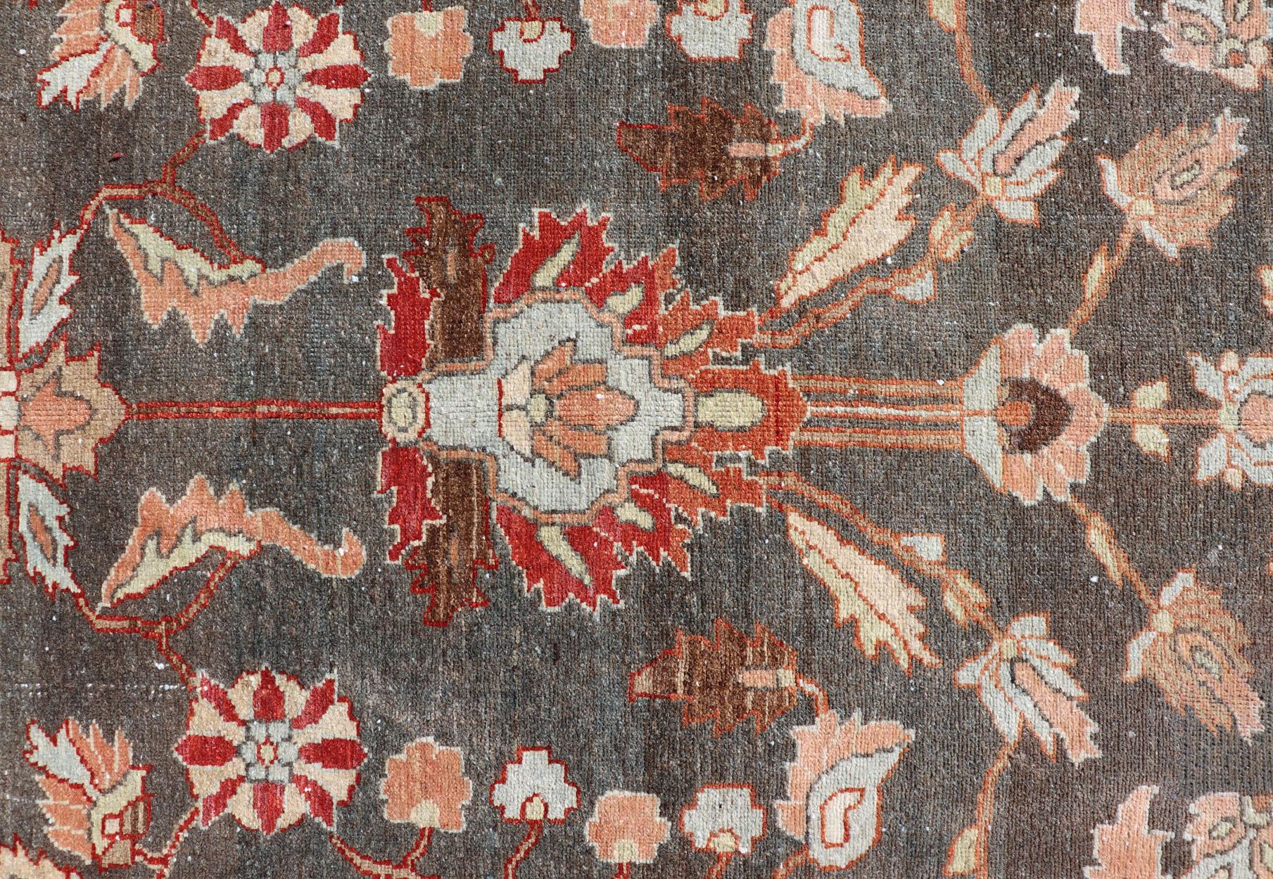 Tapis persan ancien carré Malayer avec un champ brun et un motif floral stylisé en vente 2