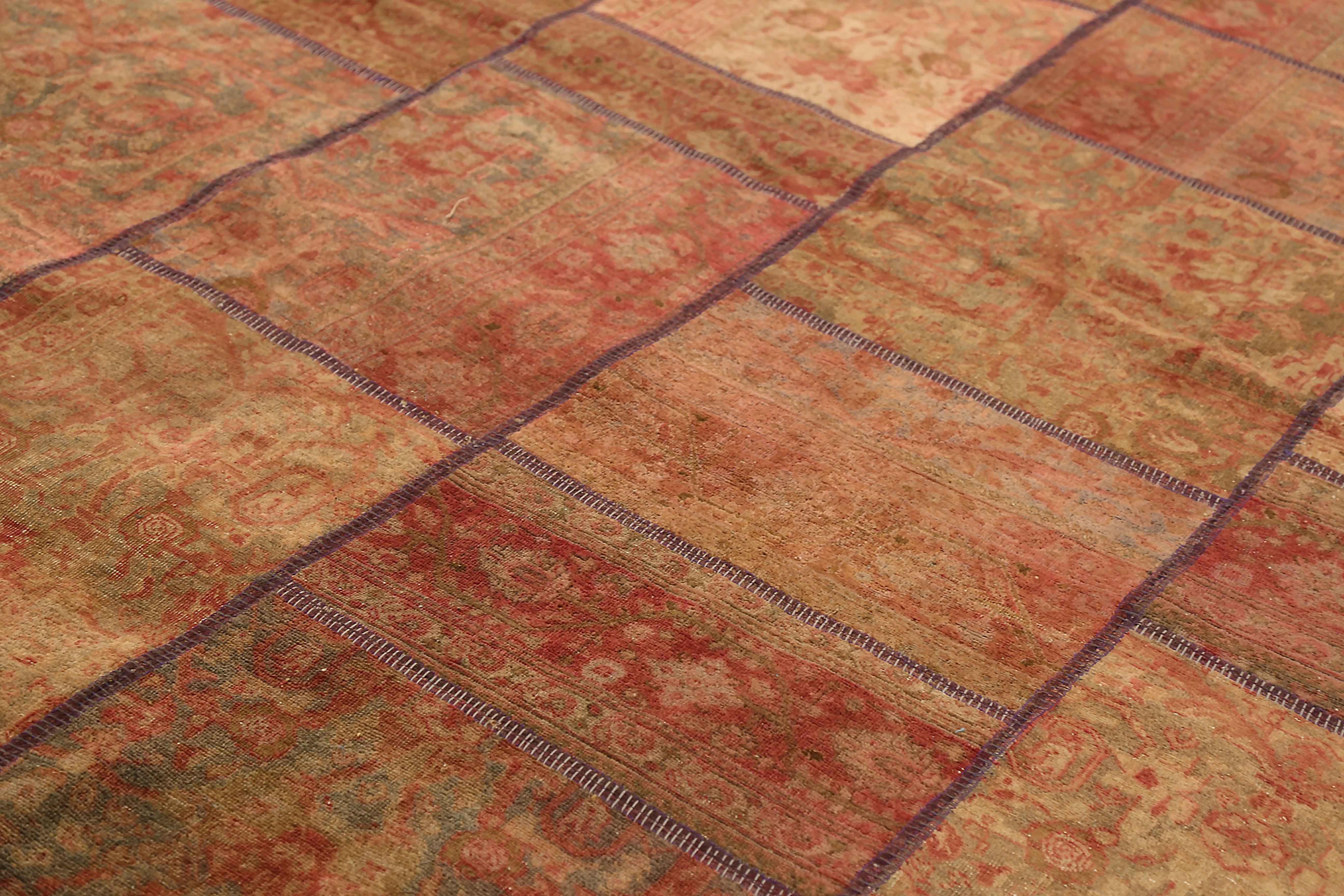 Asiatique Tapis Kilim carré persan ancien avec détails floraux sur fond rouge et orange en vente