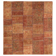 Quadratischer antiker persischer Patch-Kelim-Teppich mit floralen Details auf rotem und orangefarbenem Feld