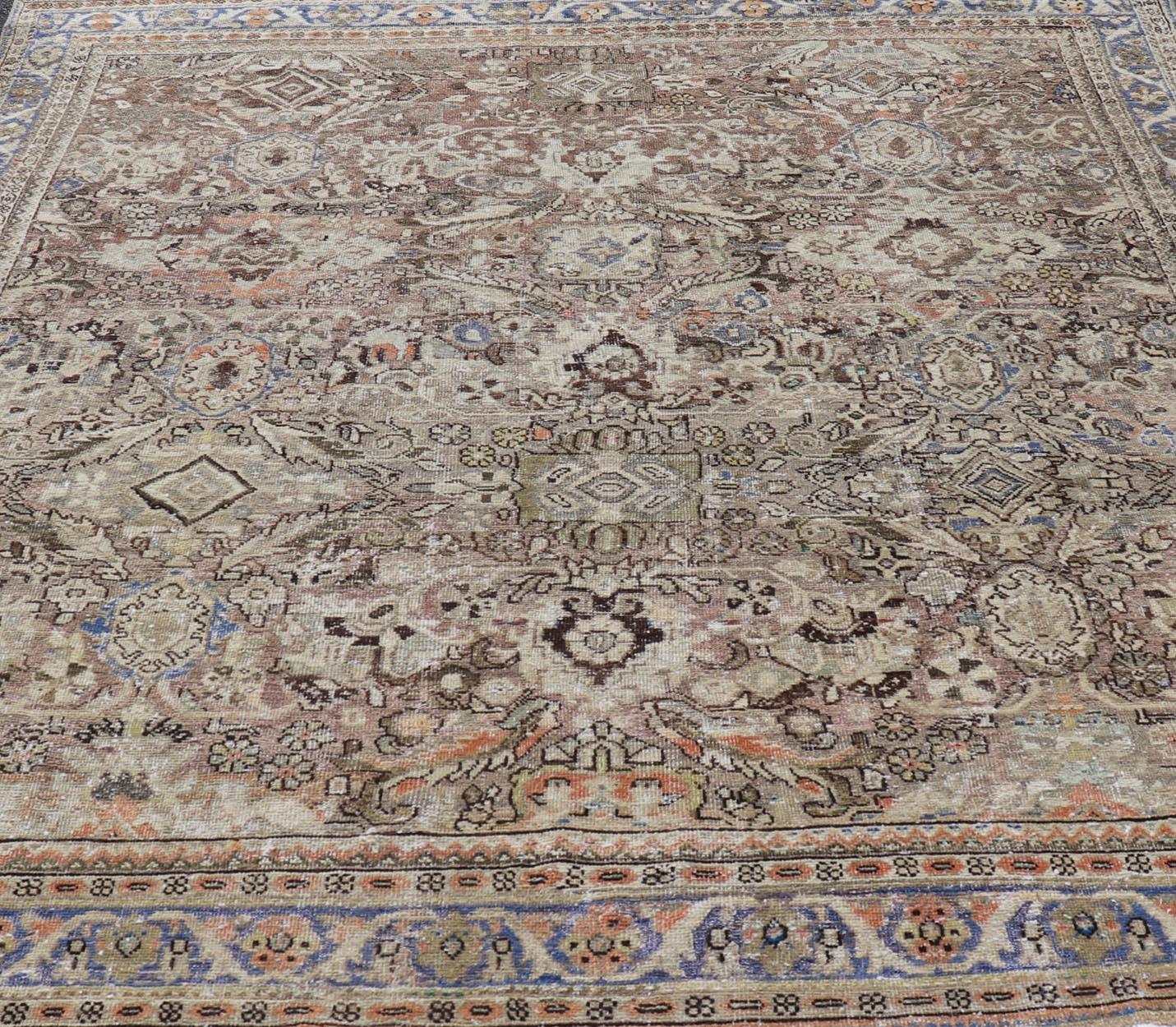 Ce Mahal persan ancien et vieilli présente des fleurs géométriques et un motif sur toute la surface dans des tons de terre. 
Keivan Woven Arts Rug/PTA-200724, pays d'origine / type : Persan / Sultanabad-Mahal, circa Early-20th Century. Ce tapis a