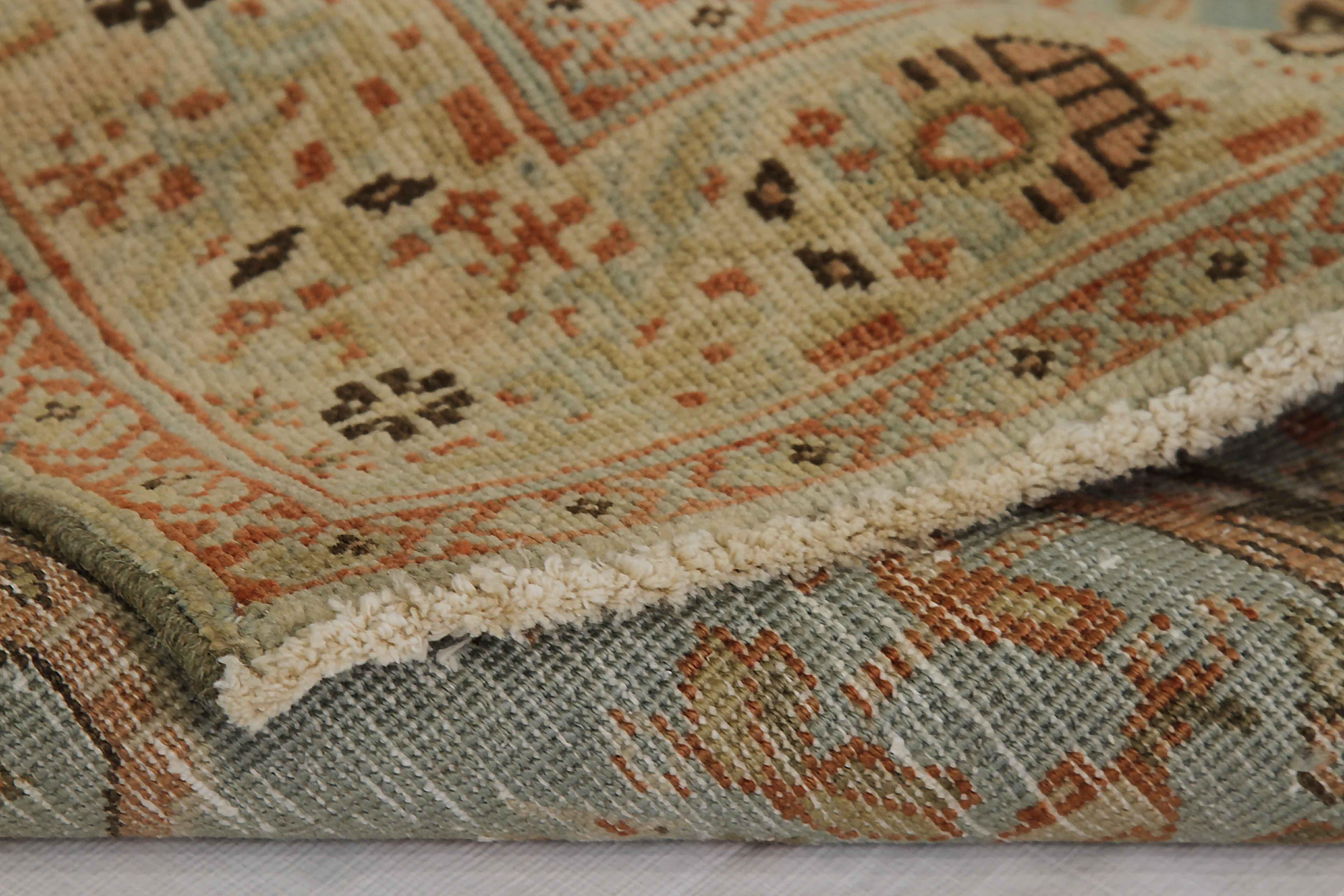 Antiker persischer Sultanabad-Teppich aus der Area mit floralen Details auf braunem und blauem Feld im Zustand „Hervorragend“ im Angebot in Dallas, TX