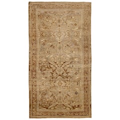 Tapis Sultanabad persan antique carré avec détails floraux sur fond Brown