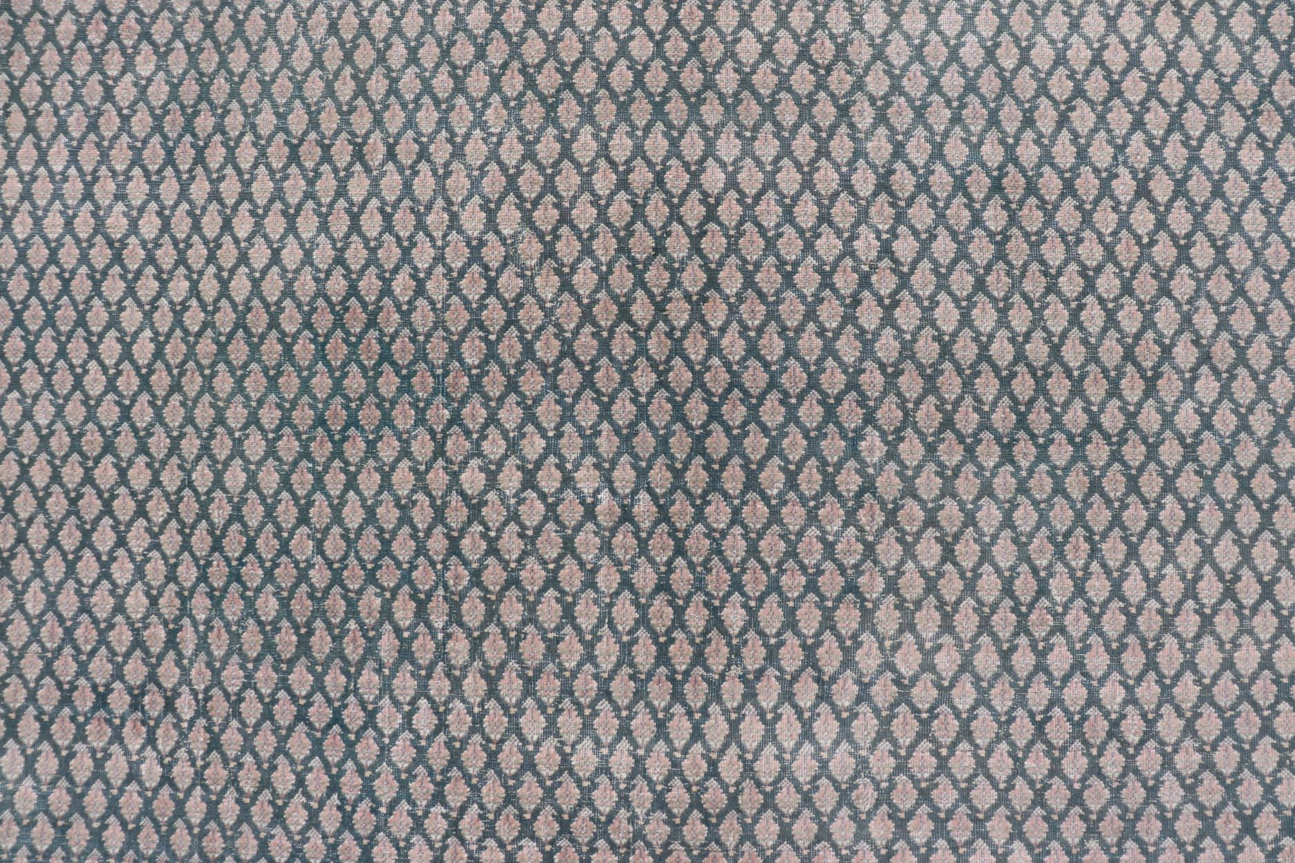 Misure: 9' 9 x 10'

Una squisita lavorazione artigianale e una serena tavolozza di colori si combinano in questo splendido tappeto Tabriz persiano antico quadrato. Perfettamente proporzionato e di dimensioni quasi quadrate, il tappeto presenta un
