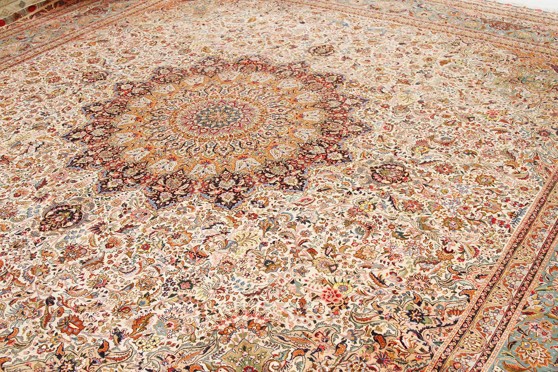Perse Tapis carré persan ancien de Tabriz avec détails floraux colorés de printemps en vente
