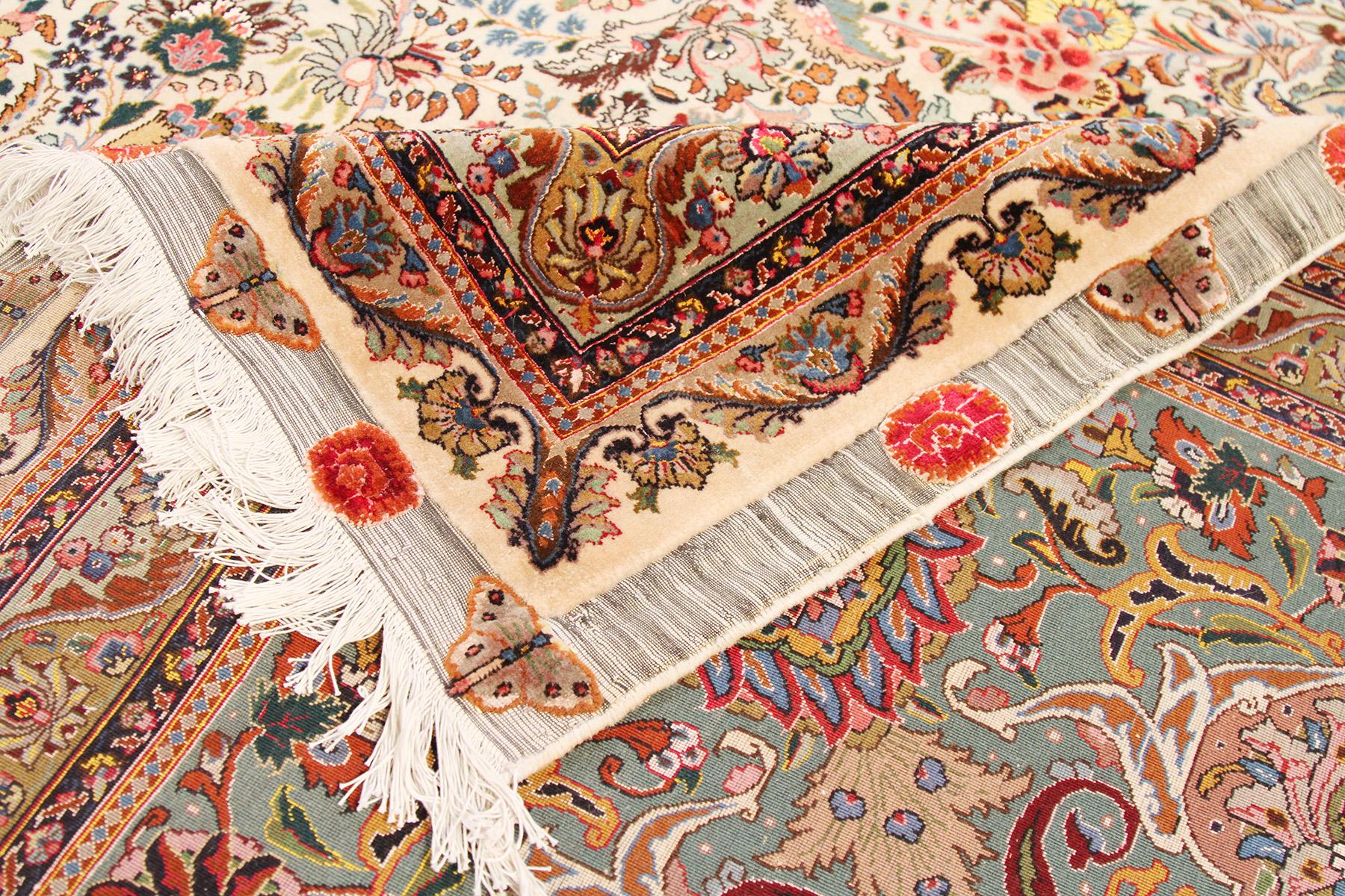 Tissé à la main Tapis carré persan ancien de Tabriz avec détails floraux colorés de printemps en vente