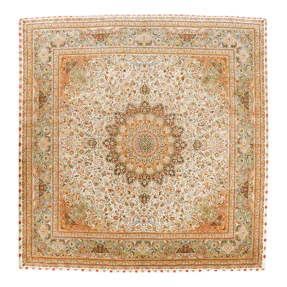 Quadratischer antiker persischer Täbris-Teppich mit bunten Frühlingsblumen-Details