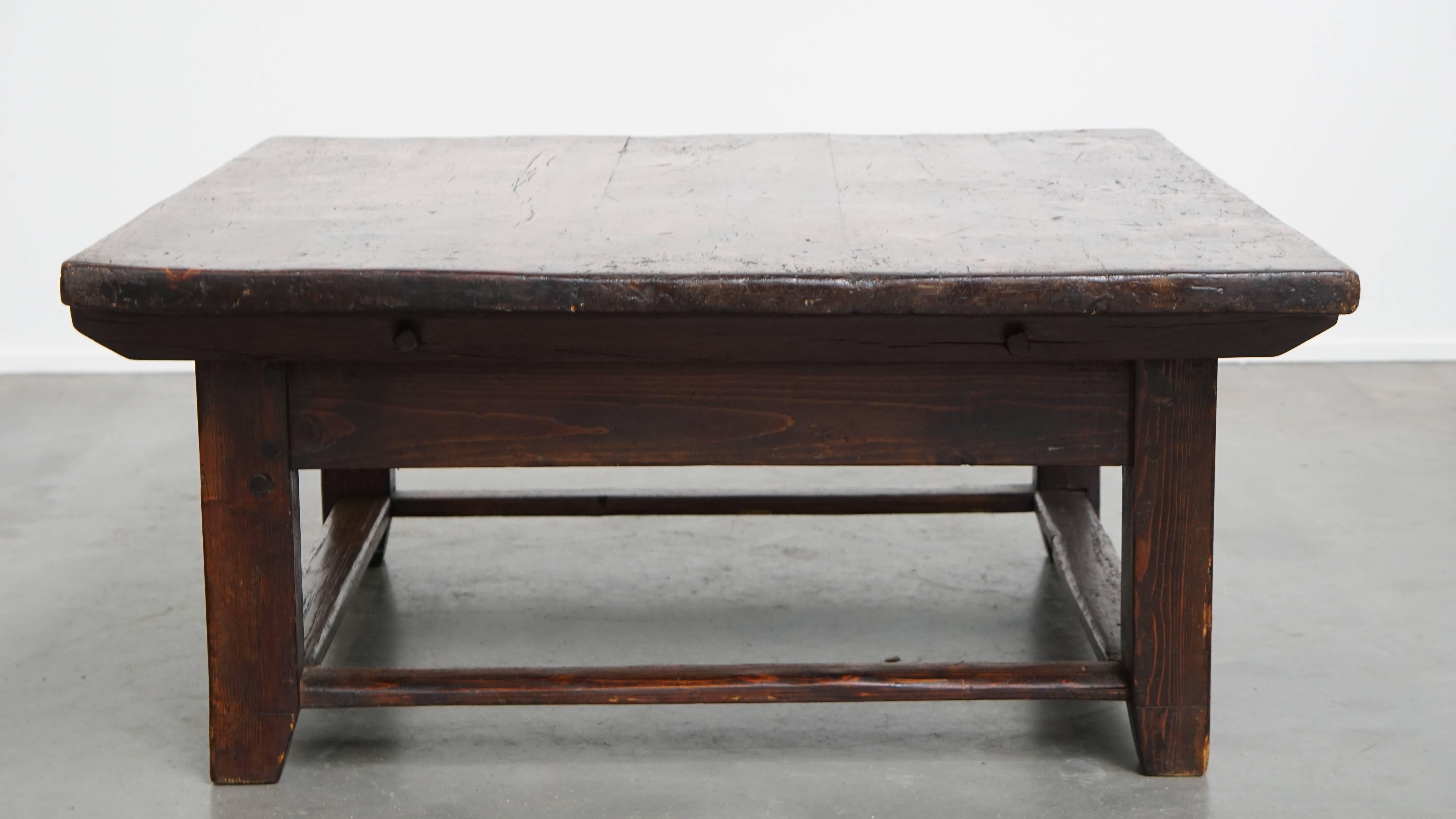 Square antique Southern European coffee table from the early 19th century In Fair Condition For Sale In Harderwijk, NL
