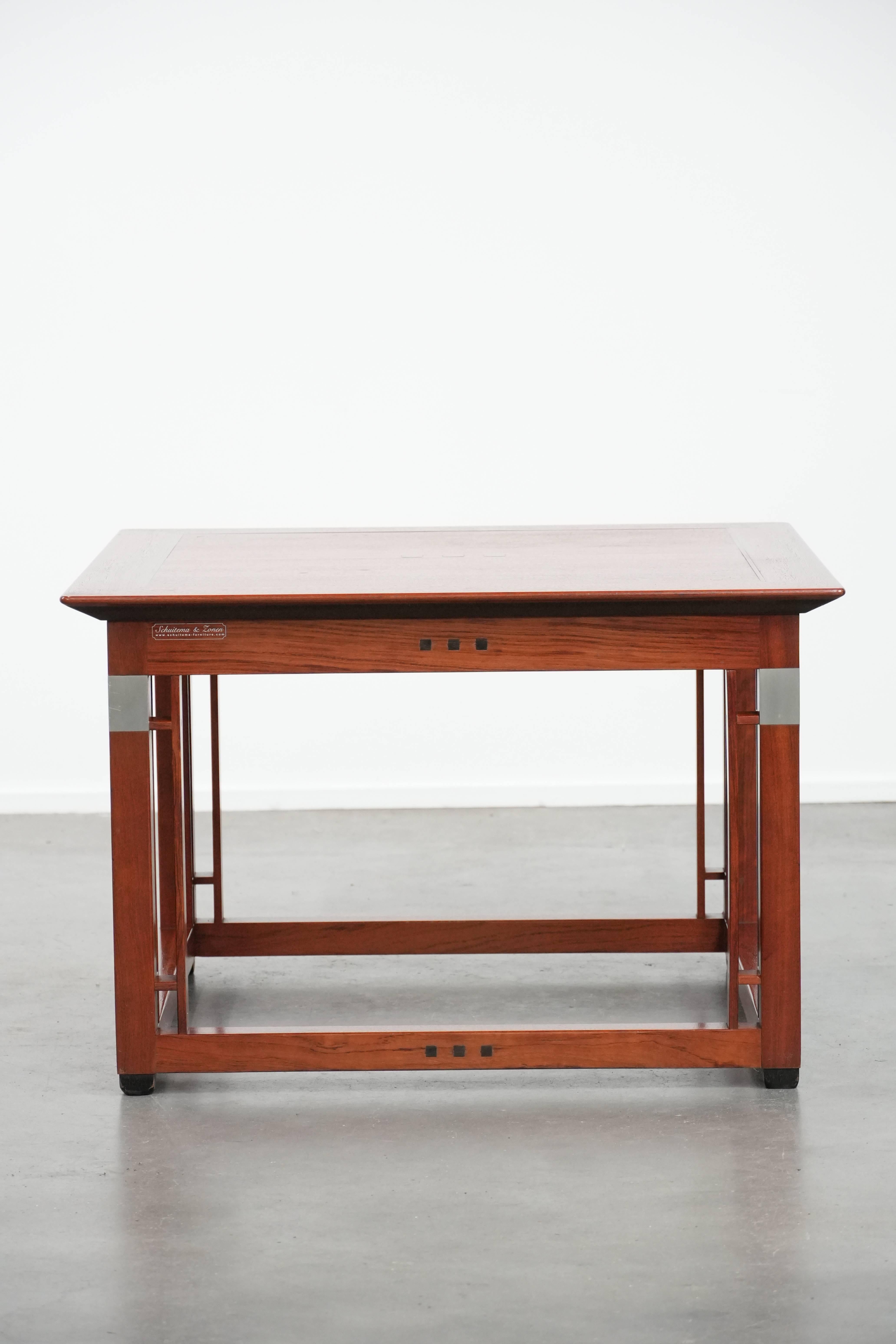 Cette magnifique table Art déco est de la marque néerlandaise Schuitema, de la série Decoforma. Il présente un design époustouflant et est fabriqué à partir de matériaux de très haute qualité. Cette table présente des détails magnifiques et