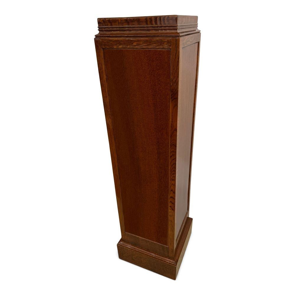 Un piédestal carré Art déco en chêne teinté avec des profils sculptés et des moulures détaillées reposant sur une base.
Dimensions :
H:47 Base : 13¼ x 13¼ Dessus : 10½ x 10½ pouces.