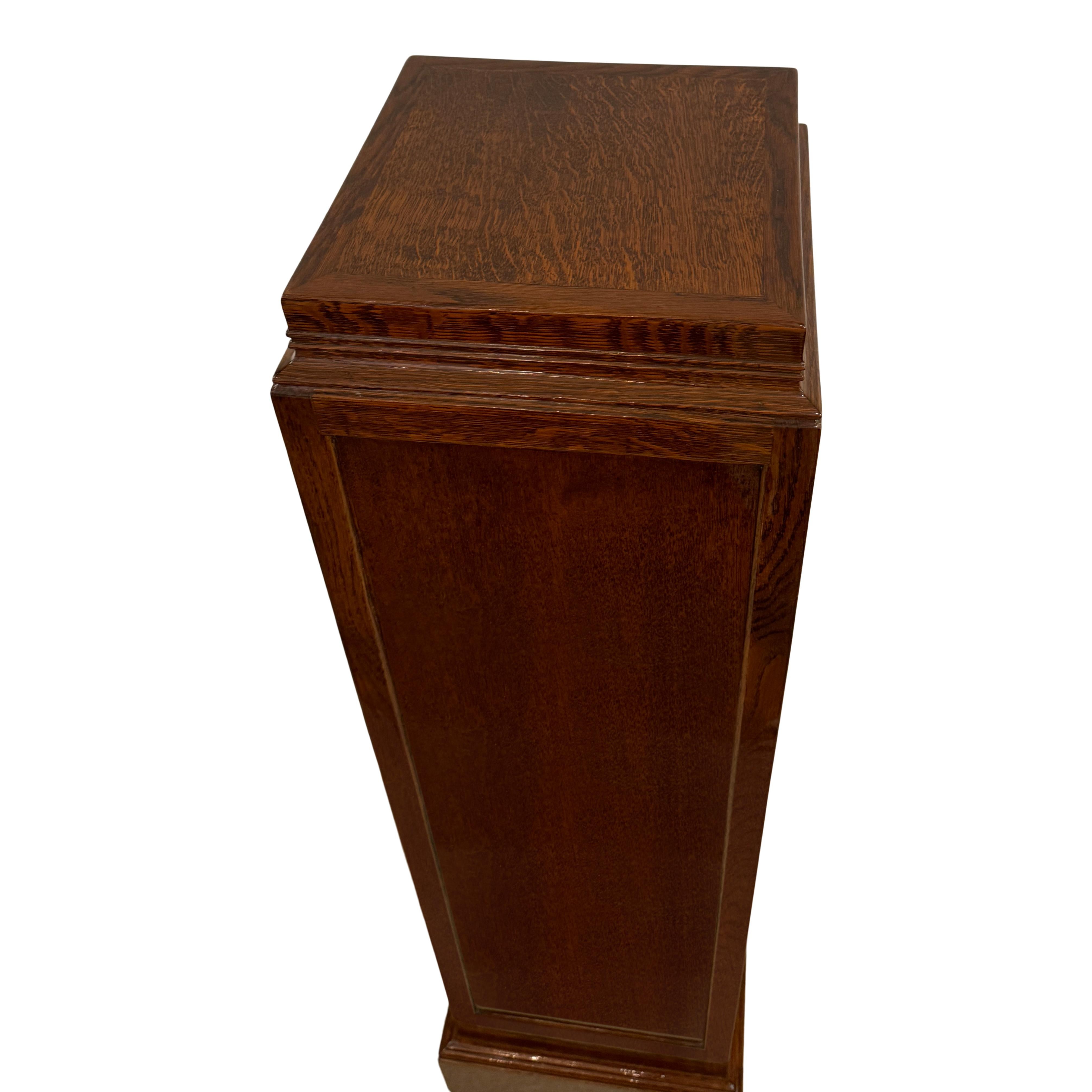 Français Socle à piédestal carré en Oak d'époque Art Déco France circa 1930 en vente