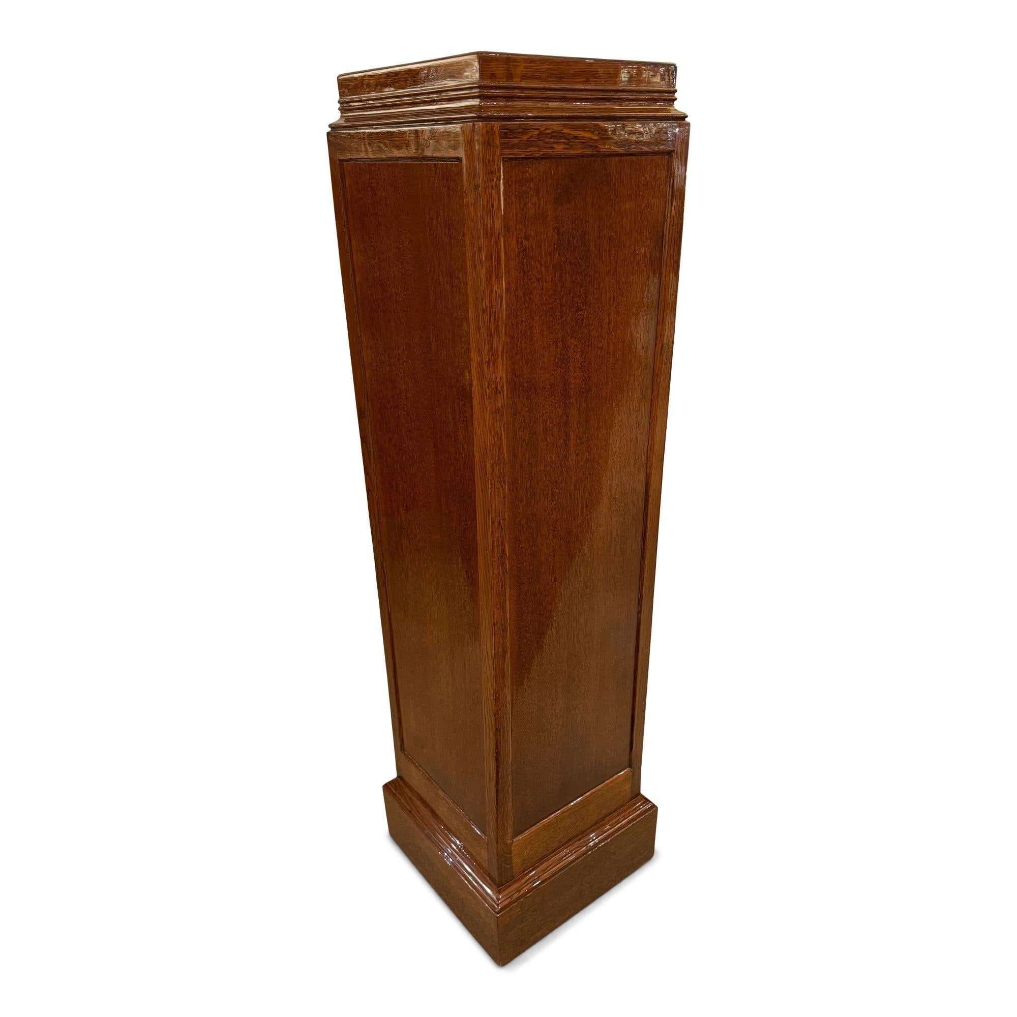 Socle à piédestal carré en Oak d'époque Art Déco France circa 1930 Bon état - En vente à New York, NY