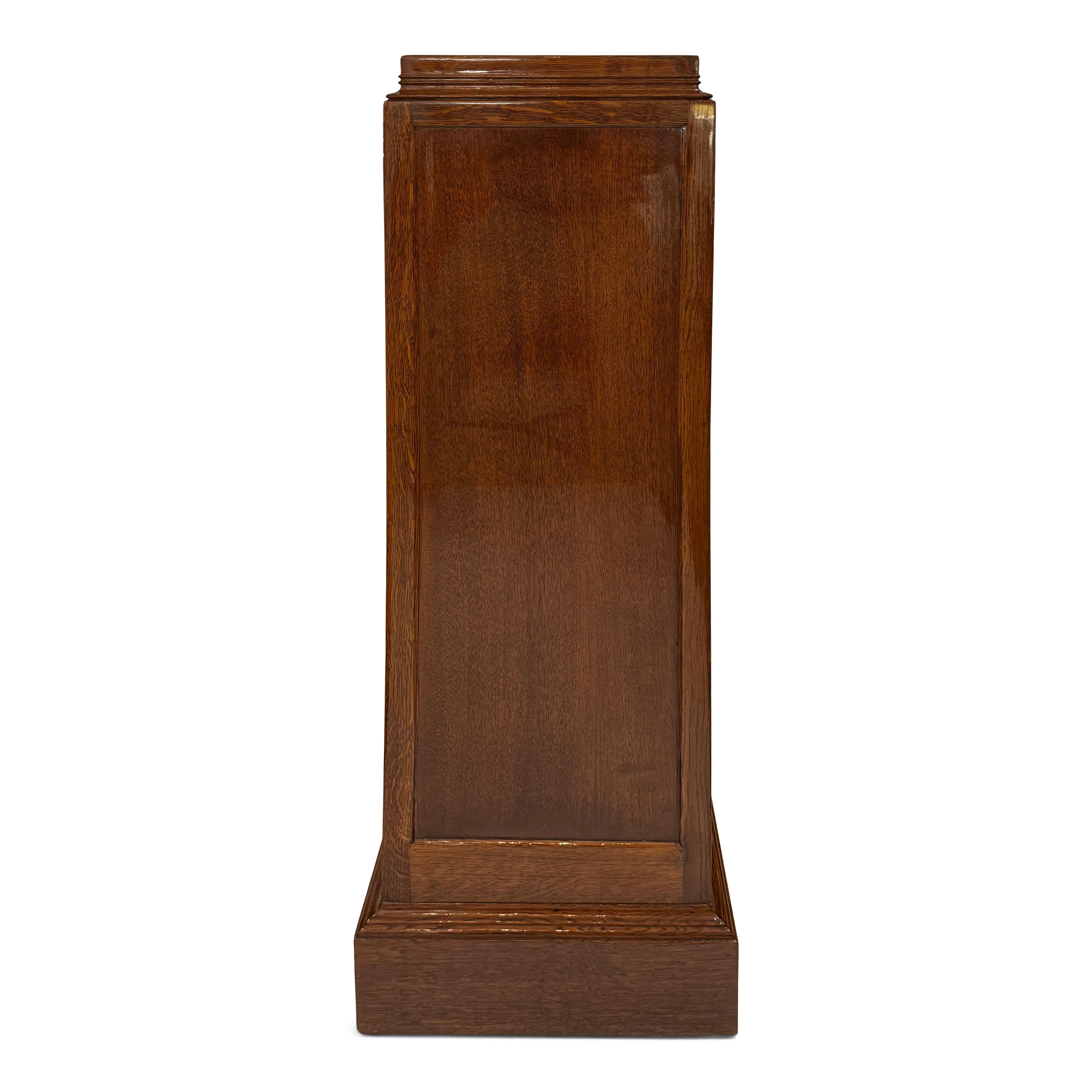 20ième siècle Socle à piédestal carré en Oak d'époque Art Déco France circa 1930 en vente