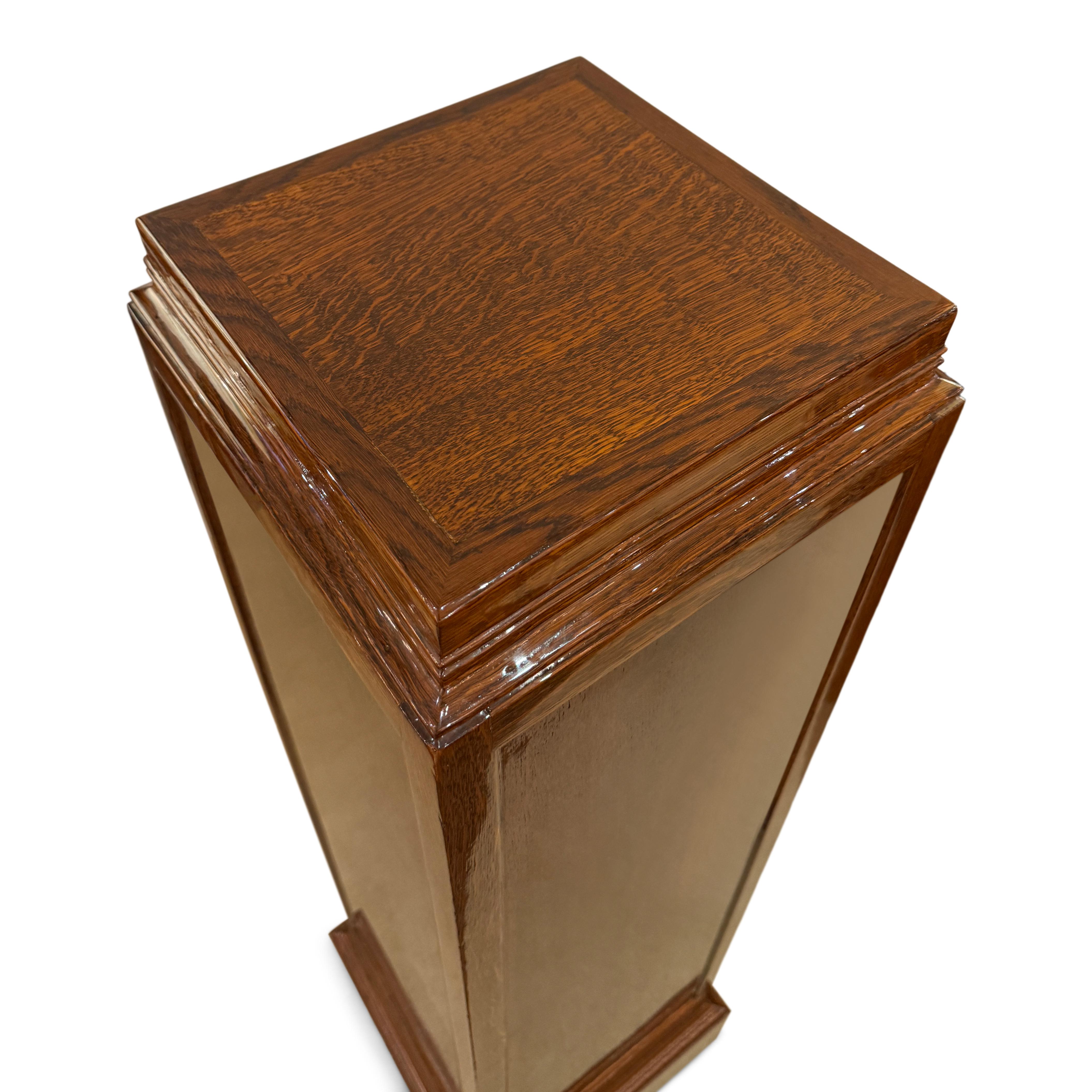 Chêne Socle à piédestal carré en Oak d'époque Art Déco France circa 1930 en vente