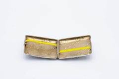 Quadratisches Jugendstil-Silberetui mit geprägten Blumen und goldener Innenausstattung