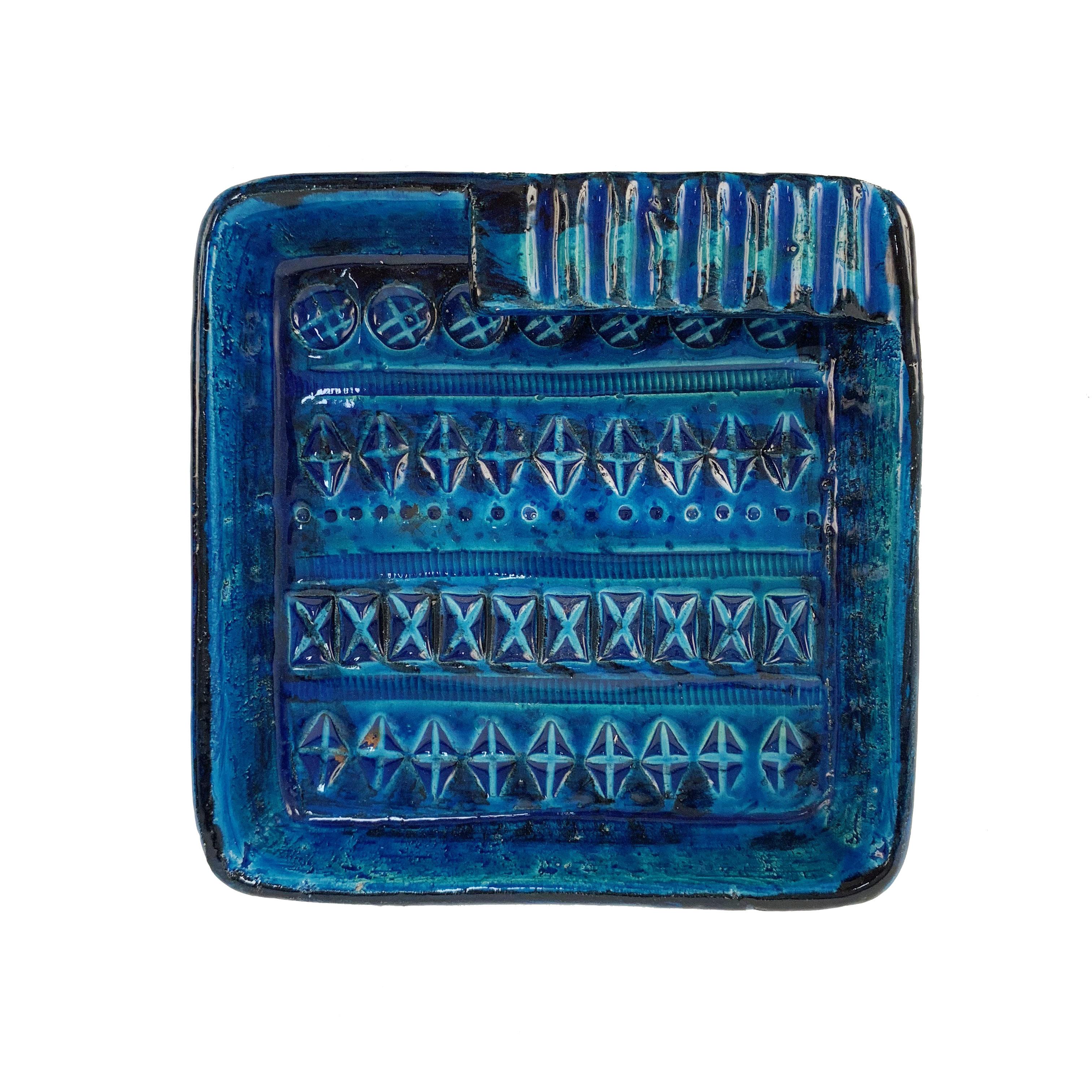 Beautiful blue glazed (Rimini Blu) round ceramic ashtray design by Aldo Londi and manufactured by Bitossi. Handcrafted in Italy with hand-carved geometric design and in a glazed vibrant turquoise and cobalt blue, Italy, 1960s.