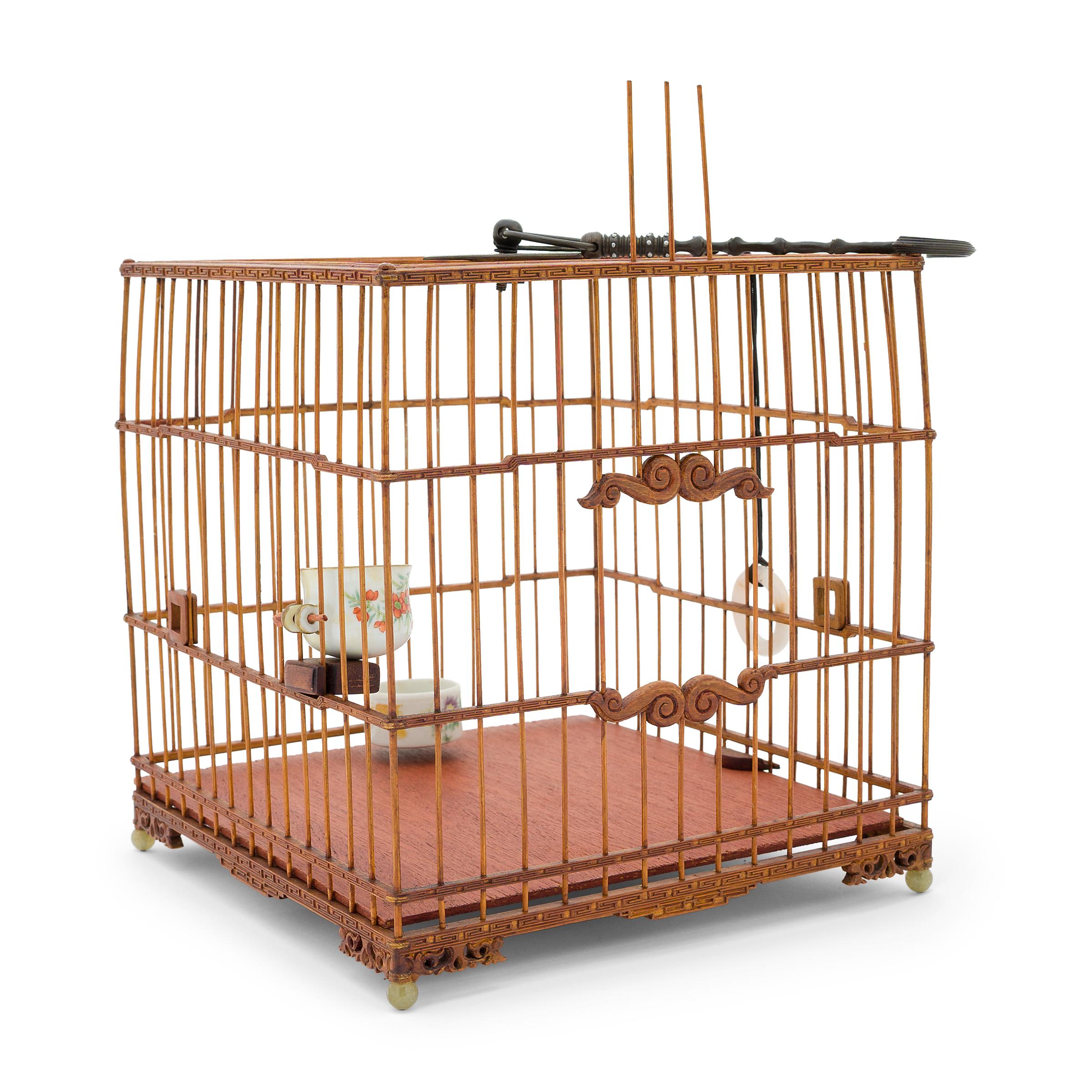 Esta delicada jaula del siglo XIX fue el hogar del pequeño pájaro mascota de un aristócrata de la dinastía Qing. La jaula está expertamente elaborada con finas varillas de bambú colocadas dentro de un marco cuadrado de bambú tallado con intrincados