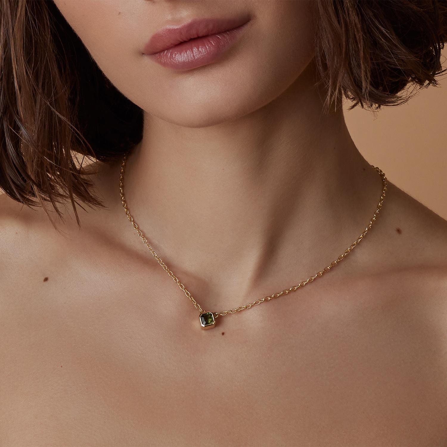 Collier pendentif Tourmaline verte en or 14K avec chaîne câble ovale texturée par Ashley Childs

La tourmaline est sertie dans un chaton en or jaune 14kt sur une chaîne de 16