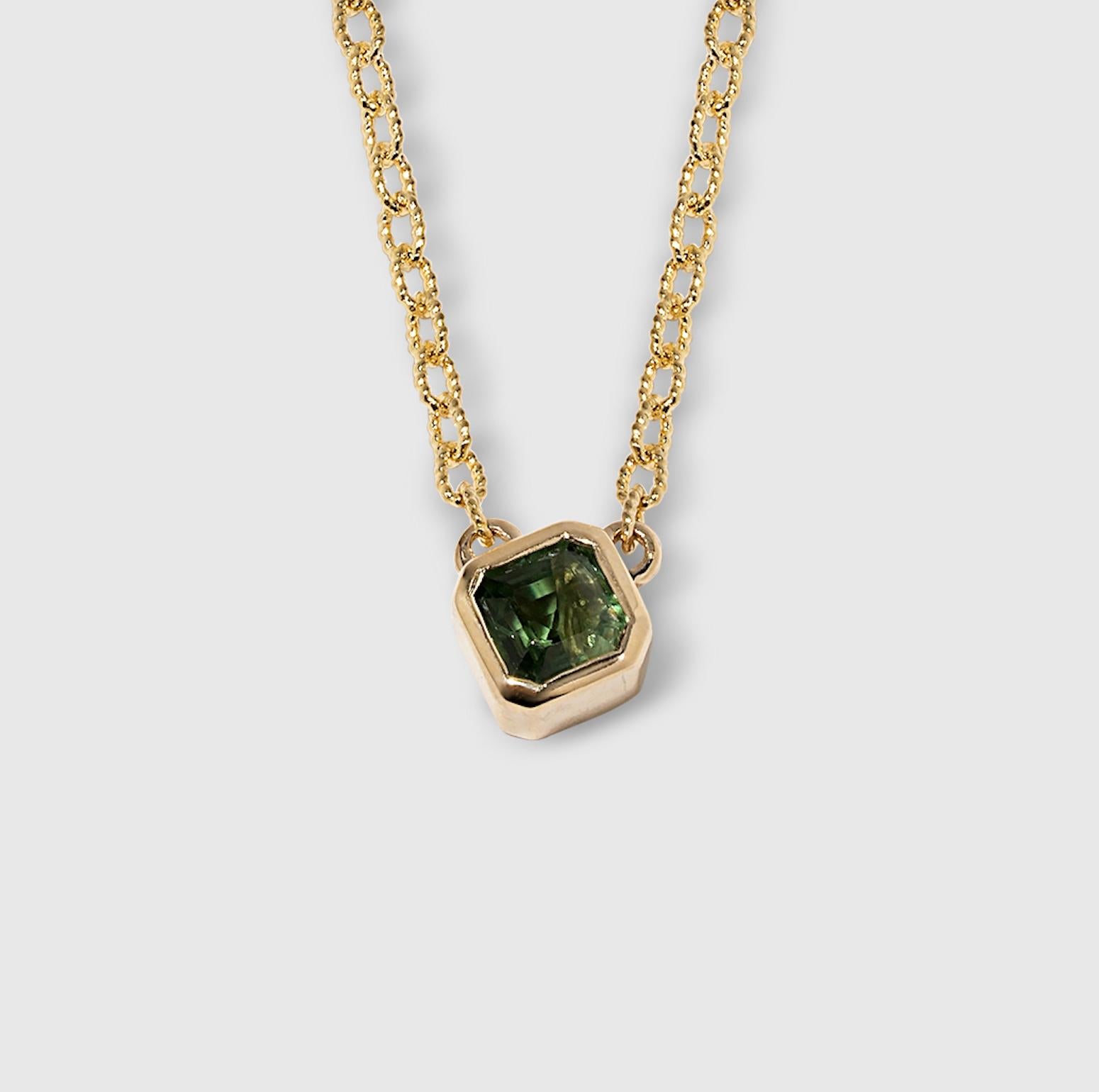 Art déco Pendentif Tourmaline verte carrée, sertie d'un chaton, en or 14K, chaîne ovale, cadeau pour elle en vente