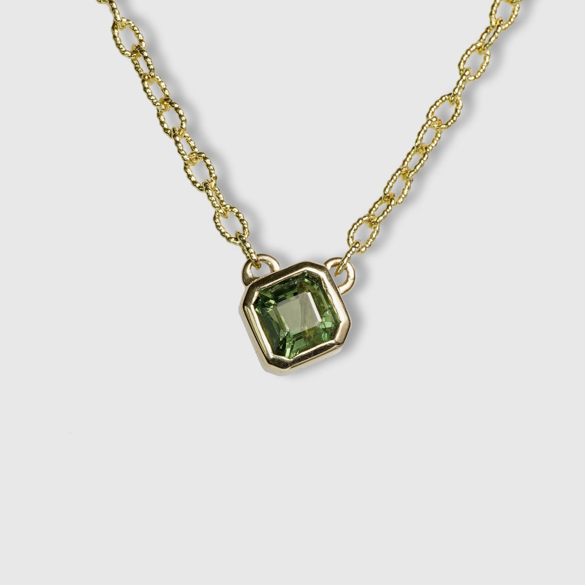 Pendentif Tourmaline verte carrée, sertie d'un chaton, en or 14K, chaîne ovale, cadeau pour elle Unisexe en vente