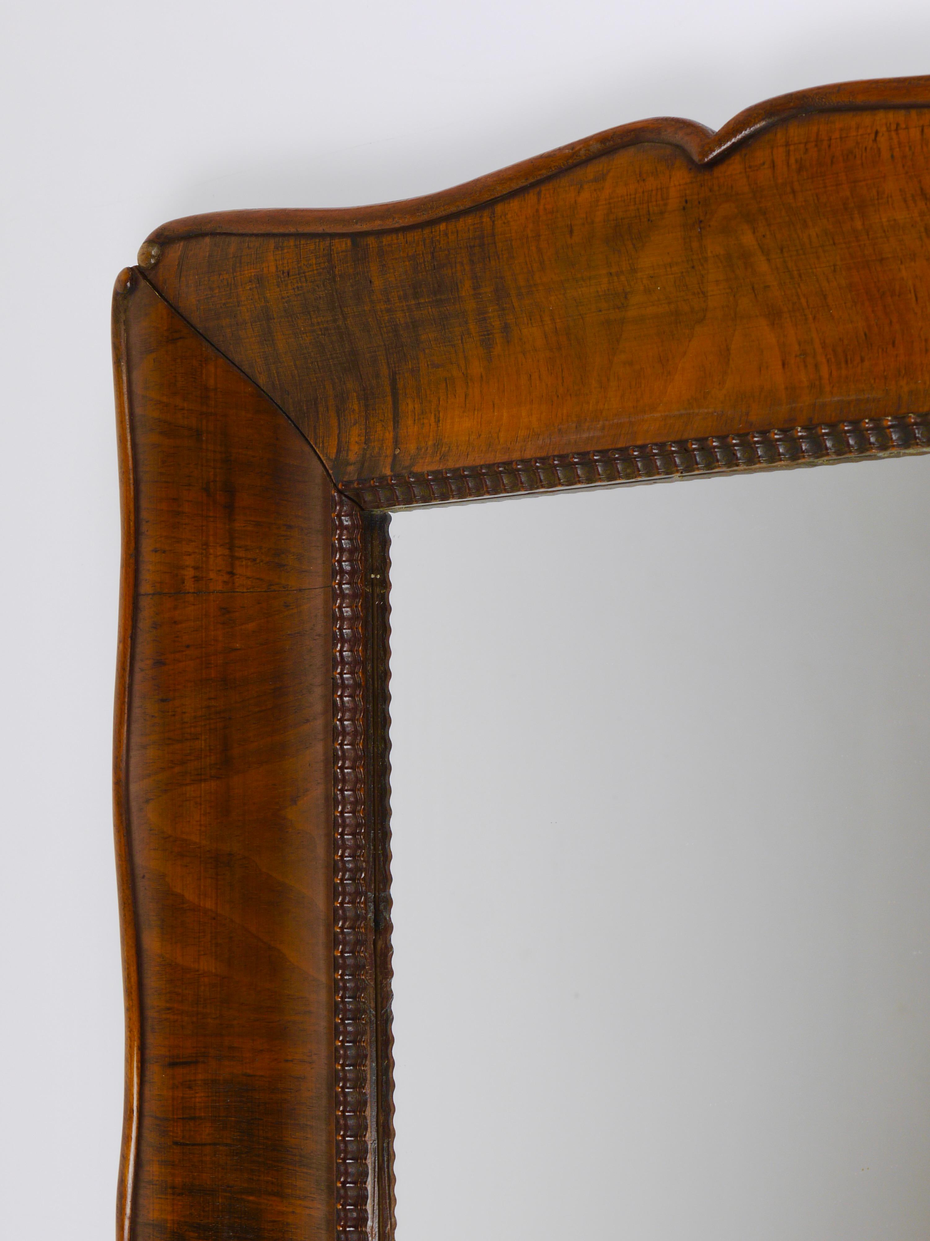Square Biedermeier Carved & Scalloped Walnut Wall Mirror, Vienna, ca. 1850 For Sale 3