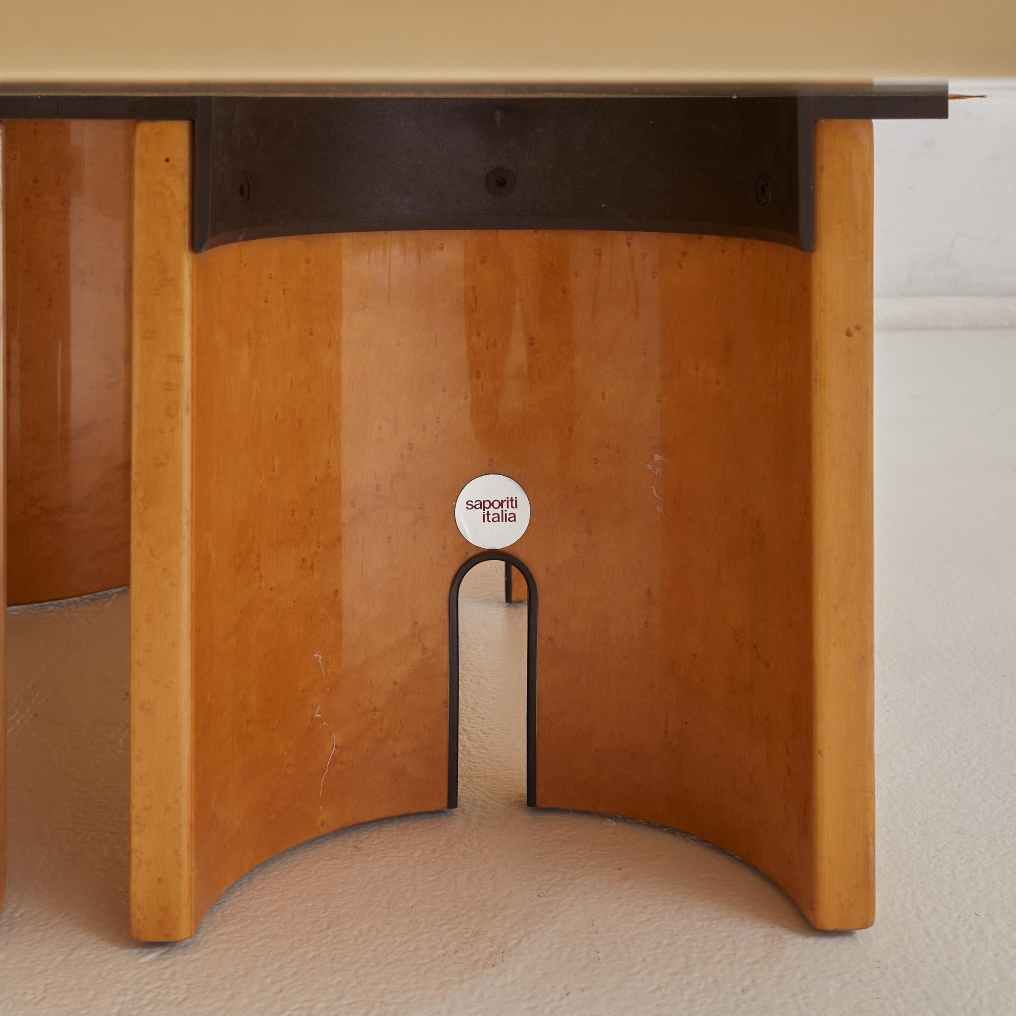 Ein wunderschöner quadratischer Couchtisch, entworfen von Giovanni Offredi für Saporiti in den 1980er Jahren. Dieser Tisch wurde aus Holz gefertigt und hat ein auffälliges Furnier aus Vogelaugenahorn. Der Sockel besteht aus vier Demilune-Stützen mit