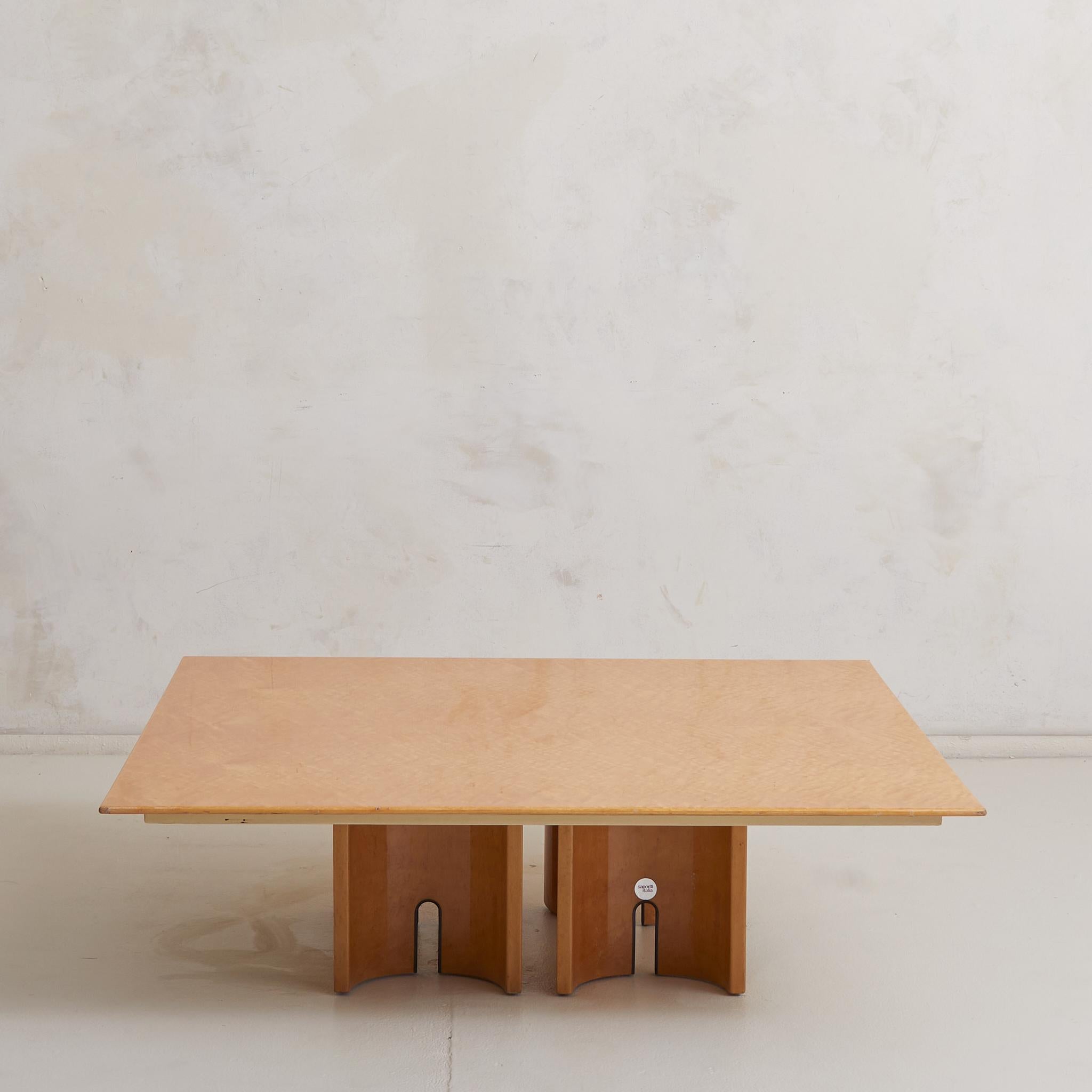 Quadratischer Couchtisch aus Vogelaugenahorn von Giovanni Offredi für Saporiti, Italien 1980er Jahre (Postmoderne) im Angebot