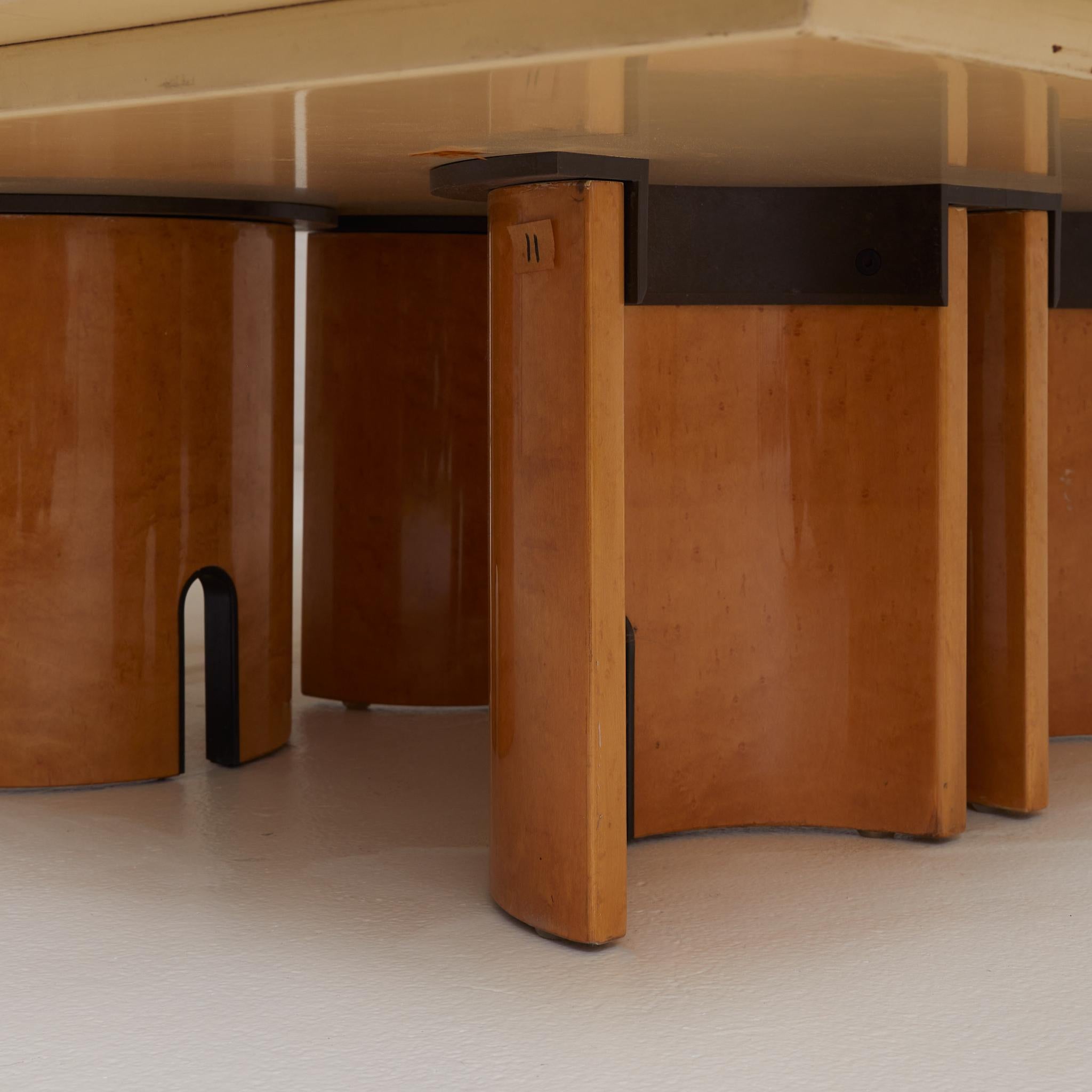 Quadratischer Couchtisch aus Vogelaugenahorn von Giovanni Offredi für Saporiti, Italien 1980er Jahre (Messing) im Angebot