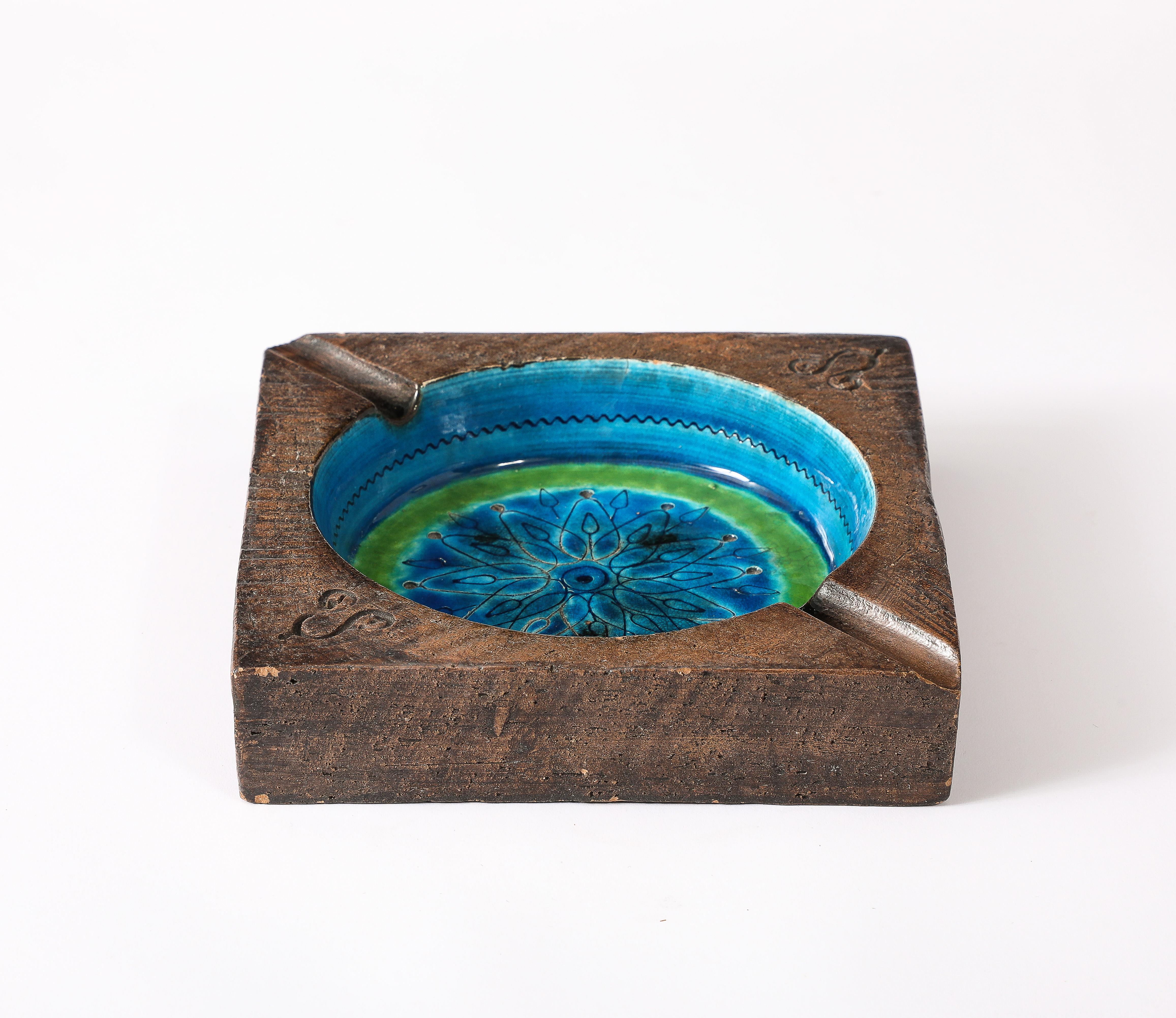 Vide Poche quadrate Bitossi in blu Rimini, una combinazione di terracotta smaltata e non smaltata con un cerchio verde al centro del blu.