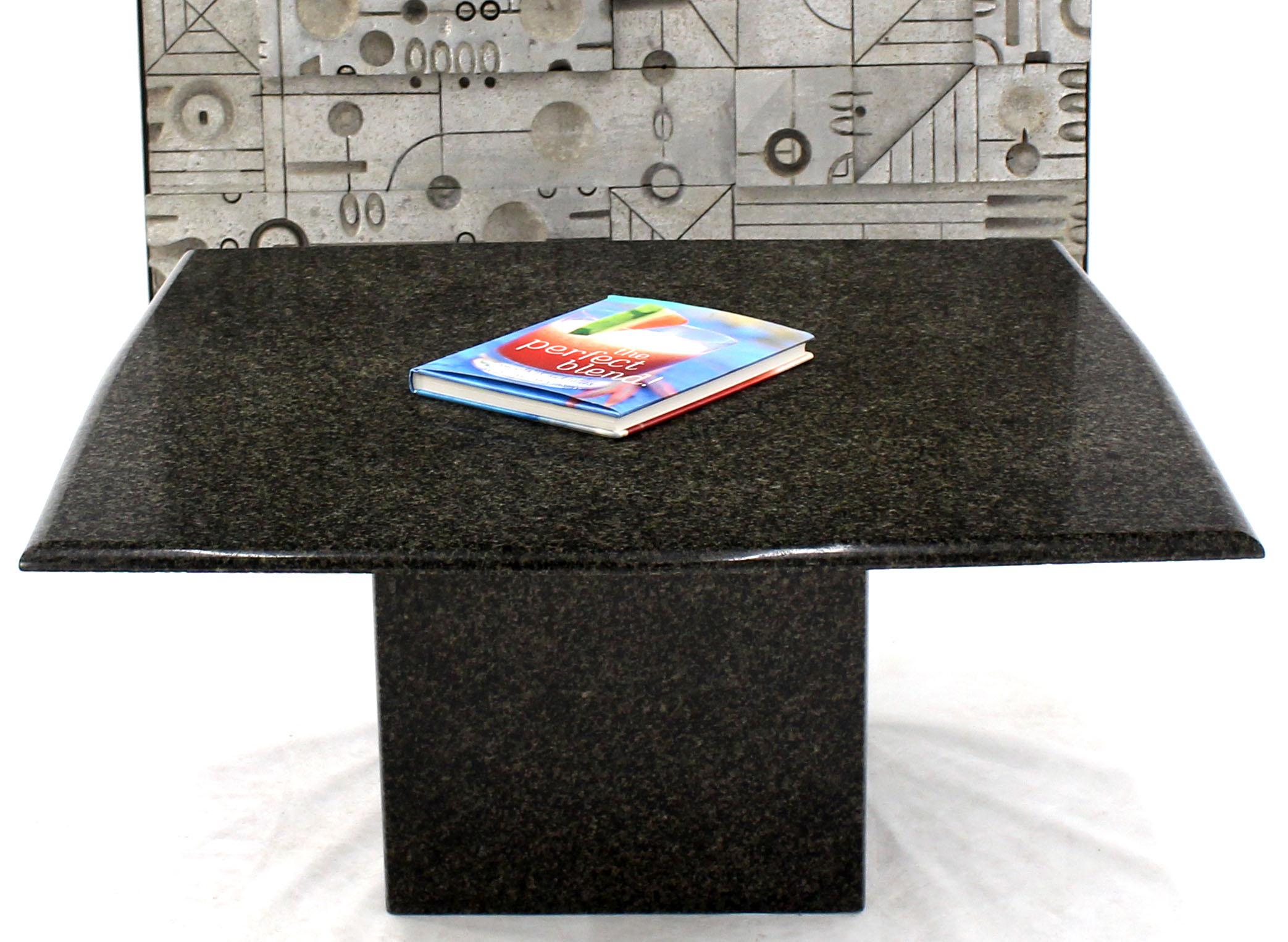 20ième siècle Table basse carrée à piédestal en granit noir en vente