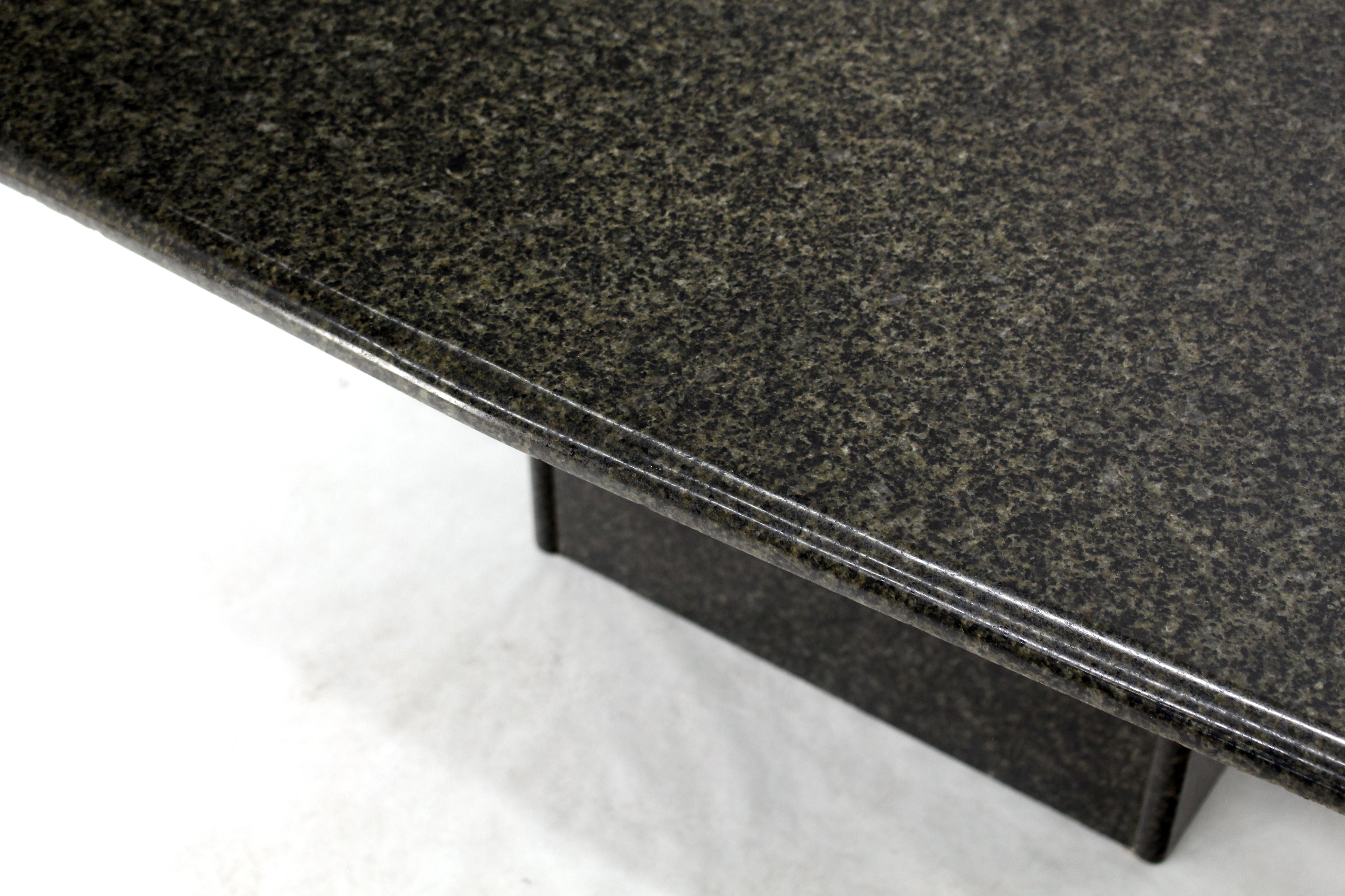 Poli Table basse carrée à piédestal en granit noir en vente