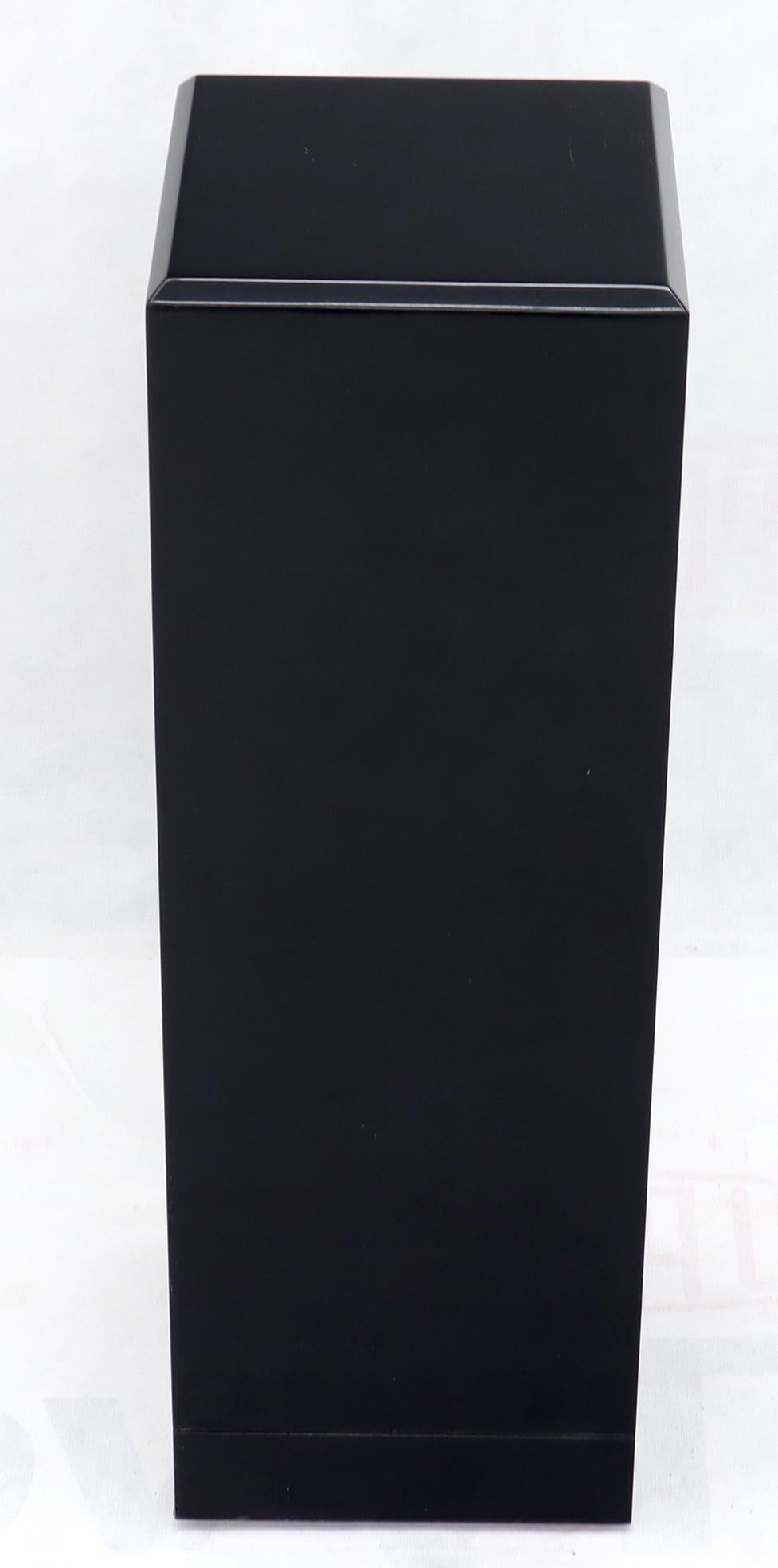 Schwarzer Onyxlack mit abgeschrägter Kante, quadratisch, hoher Pedestal Stand (Moderne der Mitte des Jahrhunderts) im Angebot