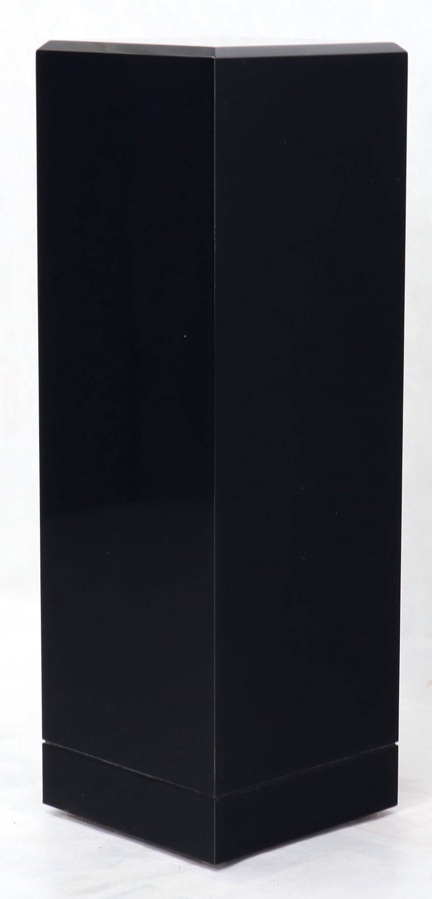 Schwarzer Onyxlack mit abgeschrägter Kante, quadratisch, hoher Pedestal Stand (amerikanisch) im Angebot