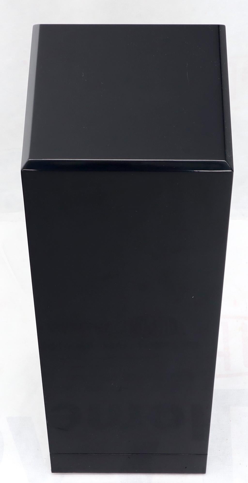 Schwarzer Onyxlack mit abgeschrägter Kante, quadratisch, hoher Pedestal Stand (Lackiert) im Angebot