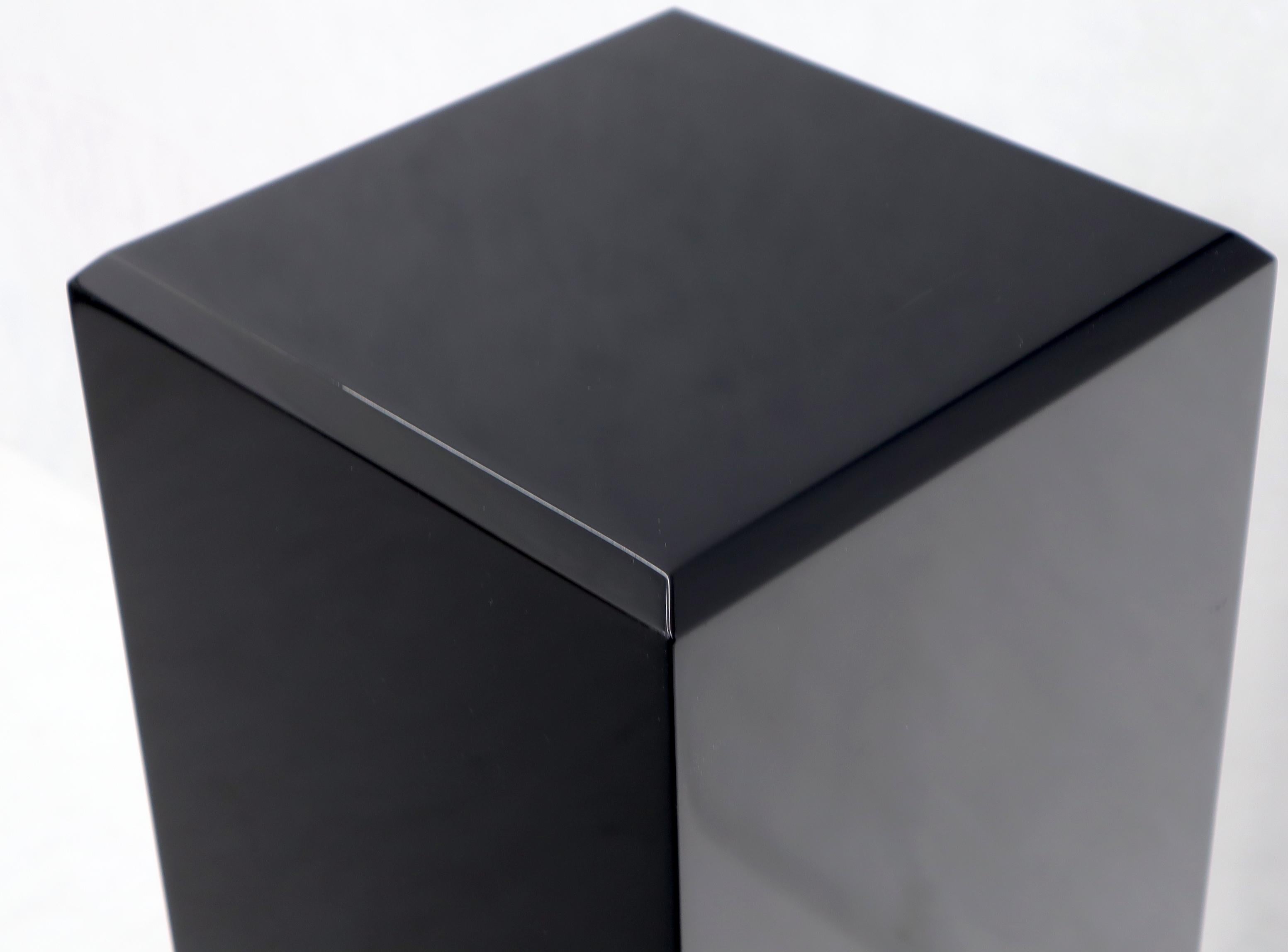 Schwarzer Onyxlack mit abgeschrägter Kante, quadratisch, hoher Pedestal Stand (20. Jahrhundert) im Angebot
