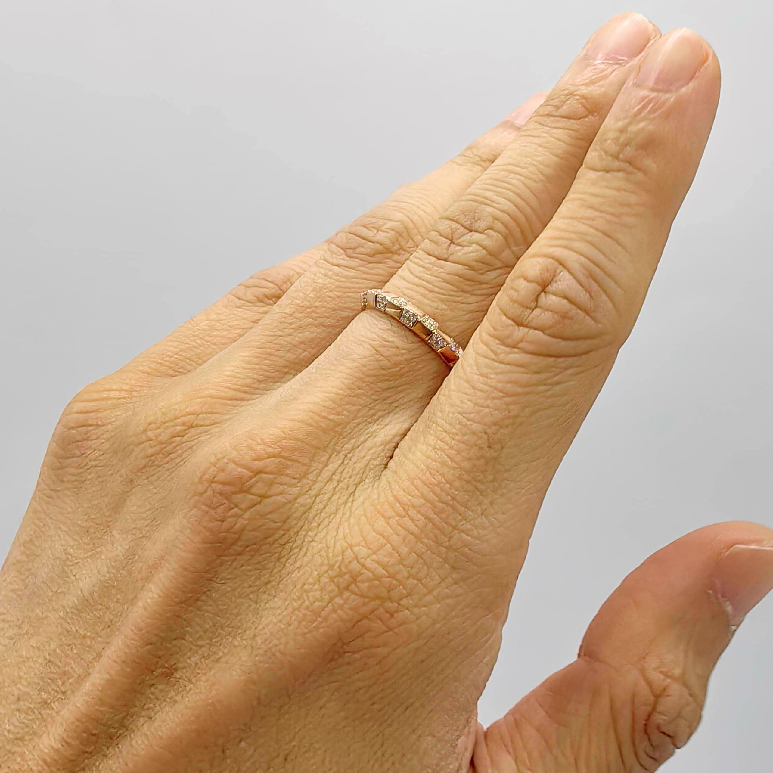 Im Angebot: Quadratischer Diamantring mit rundem Brillantschliff aus 18 Karat Roségold () 8