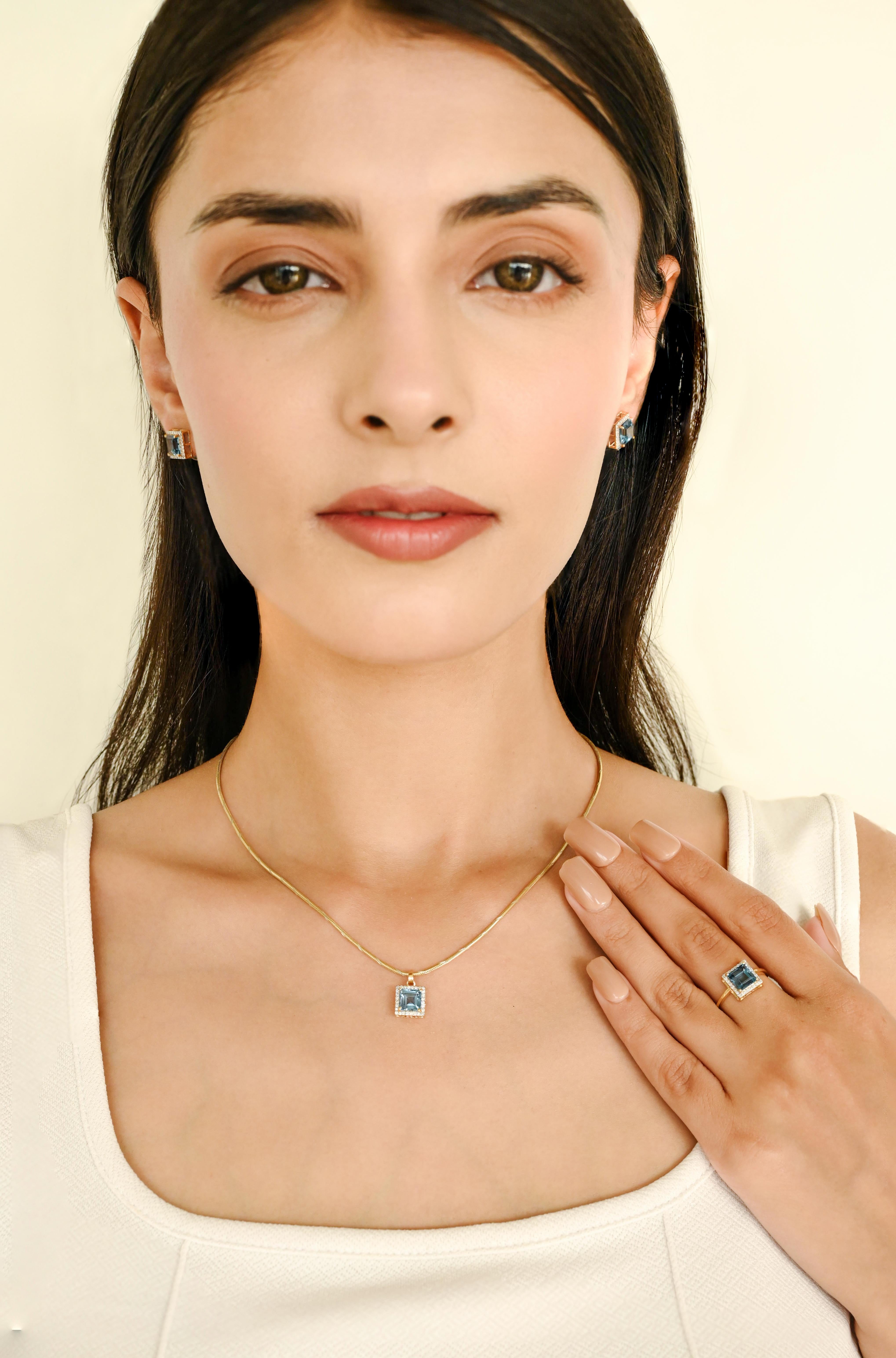 Anhängerring aus 18 Karat Gelbgold mit blauem Topas im Quadratschliff und Diamant-Halo-Ohrringen (Carréeschliff) im Angebot